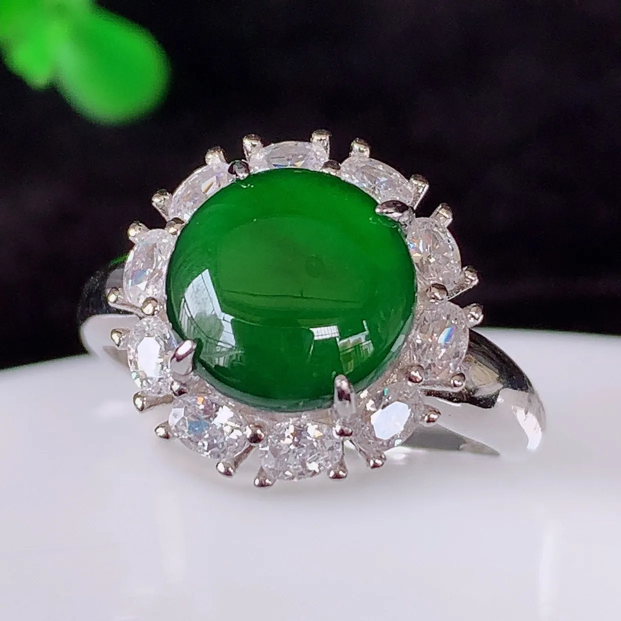 冰透满绿翡翠925银镶嵌戒指，自然光实拍，翠色灵动，颜色漂亮，种老水足，品相佳，佩戴佳品！#98.25（圈口可调大小）裸石8.8*8.8mm