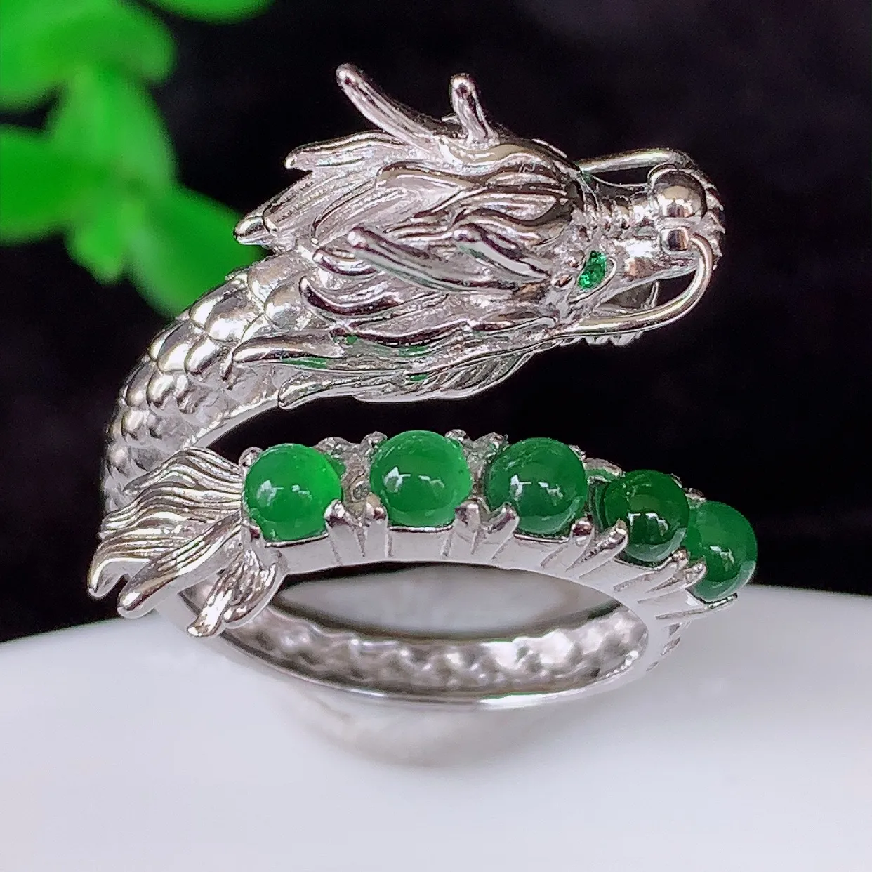 冰透满绿翡翠925银镶嵌龙戒指，自然光实拍，翠色灵动，颜色漂亮，种老水足，品相佳，佩戴佳品！#98.