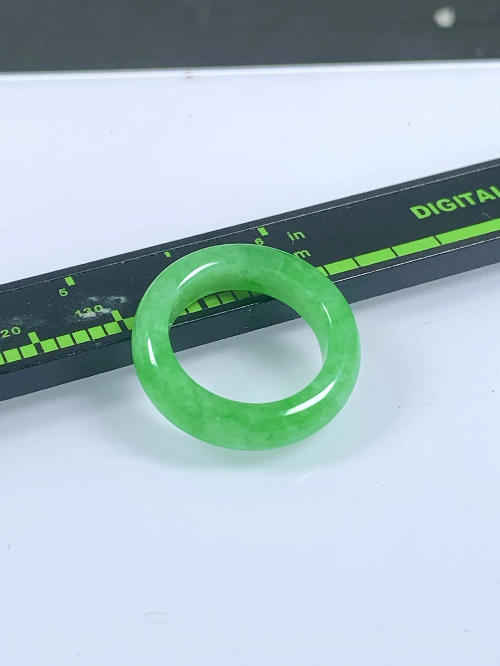 缅甸天然翡翠A货，冰种起胶满绿阳绿指环戒指，尺寸：圈口内径18mm，宽厚6.1/4.1mm，重量：4.82g