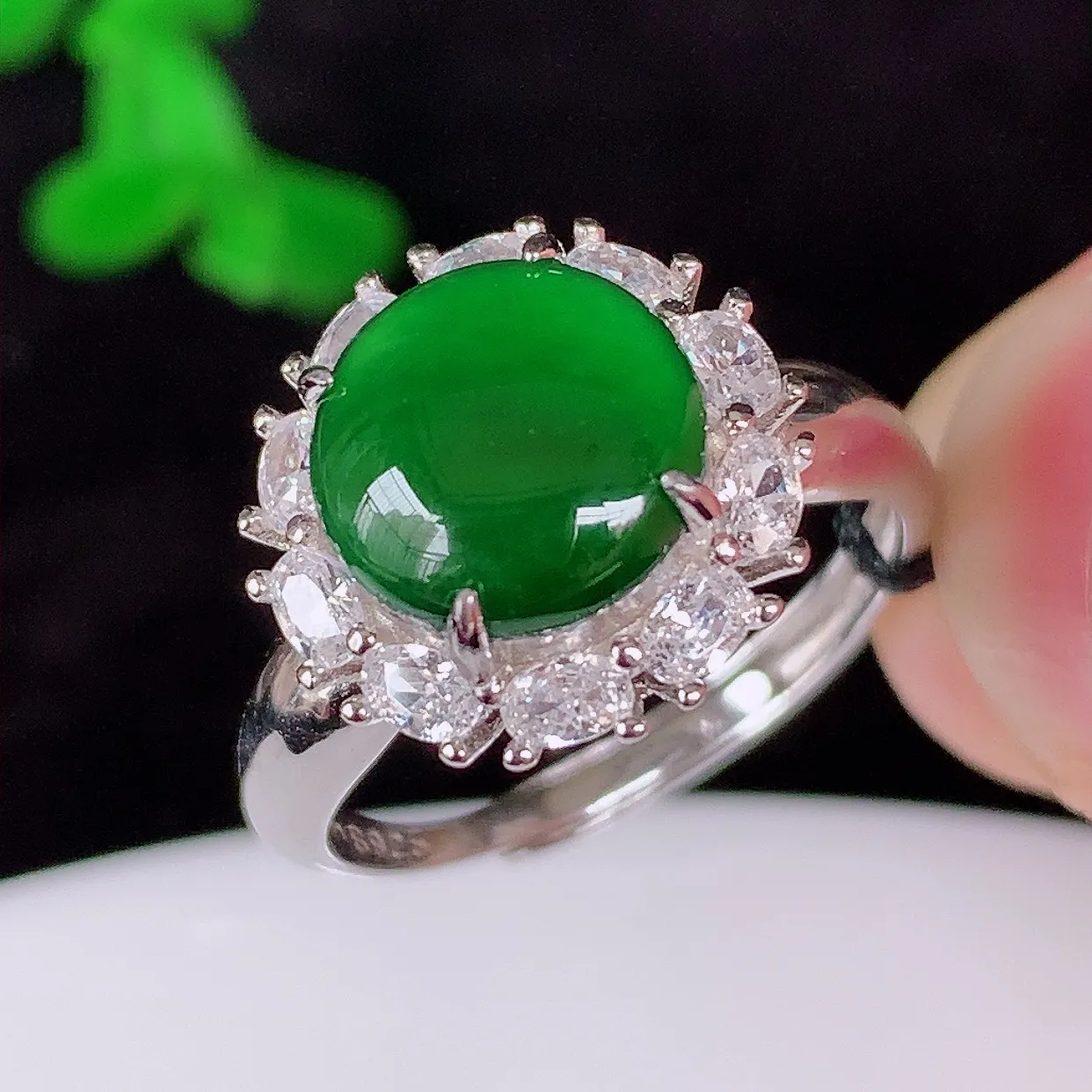 冰透满绿翡翠925银镶嵌戒指，自然光实拍，翠色灵动，颜色漂亮，种老水足，品相佳，佩戴佳品！#98.25（圈口可调大小）裸石9*9mm