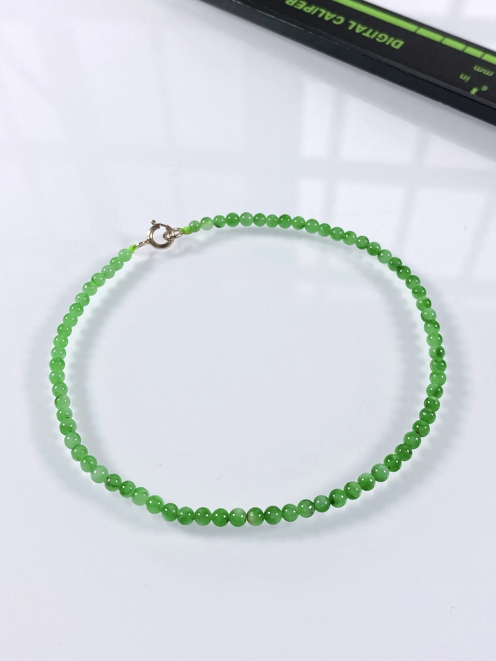 缅甸天然翡翠A货，冰种满绿阳绿小米珠小圆珠手串手链，尺寸：2.6mm/73颗，长度180mm，重量：