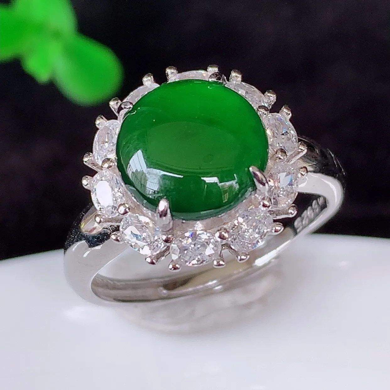 冰透满绿翡翠925银镶嵌戒指，自然光实拍，翠色灵动，颜色漂亮，种老水足，品相佳，佩戴佳品！#98.25（圈口可调大小）裸石8.8*8.8mm