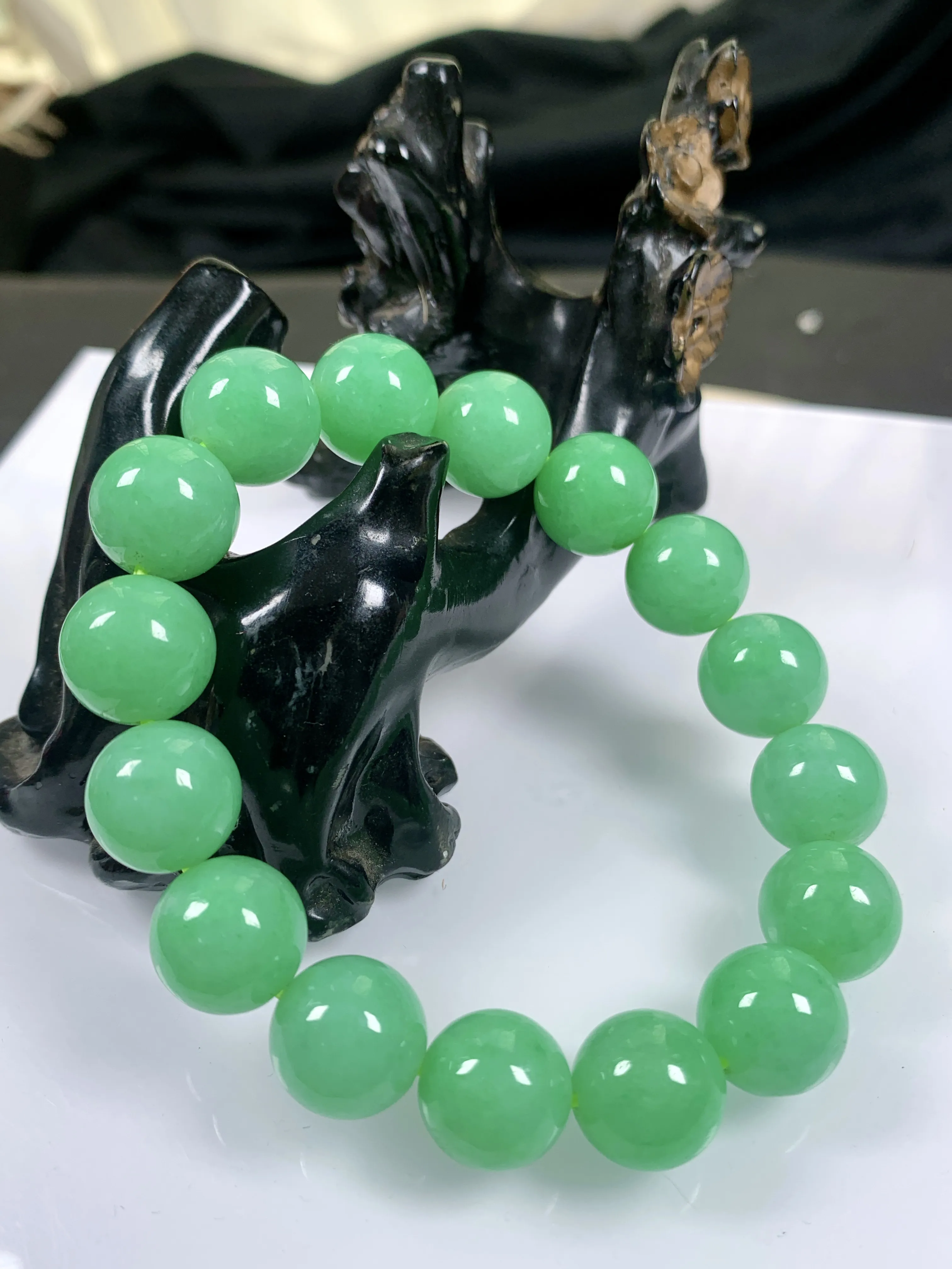 缅甸天然翡翠A货，冰糯种满绿果阳绿大圆珠手串手链，尺寸：13.3/16颗，重量：64.13g