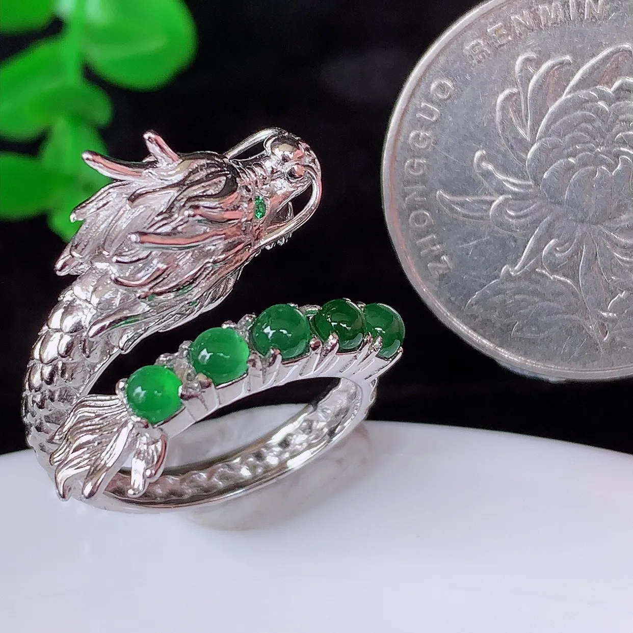 冰透满绿翡翠925银镶嵌龙戒指，自然光实拍，翠色灵动，颜色漂亮，种老水足，品相佳，佩戴佳品！#98.25（圈口可调大小）裸石3-3mm