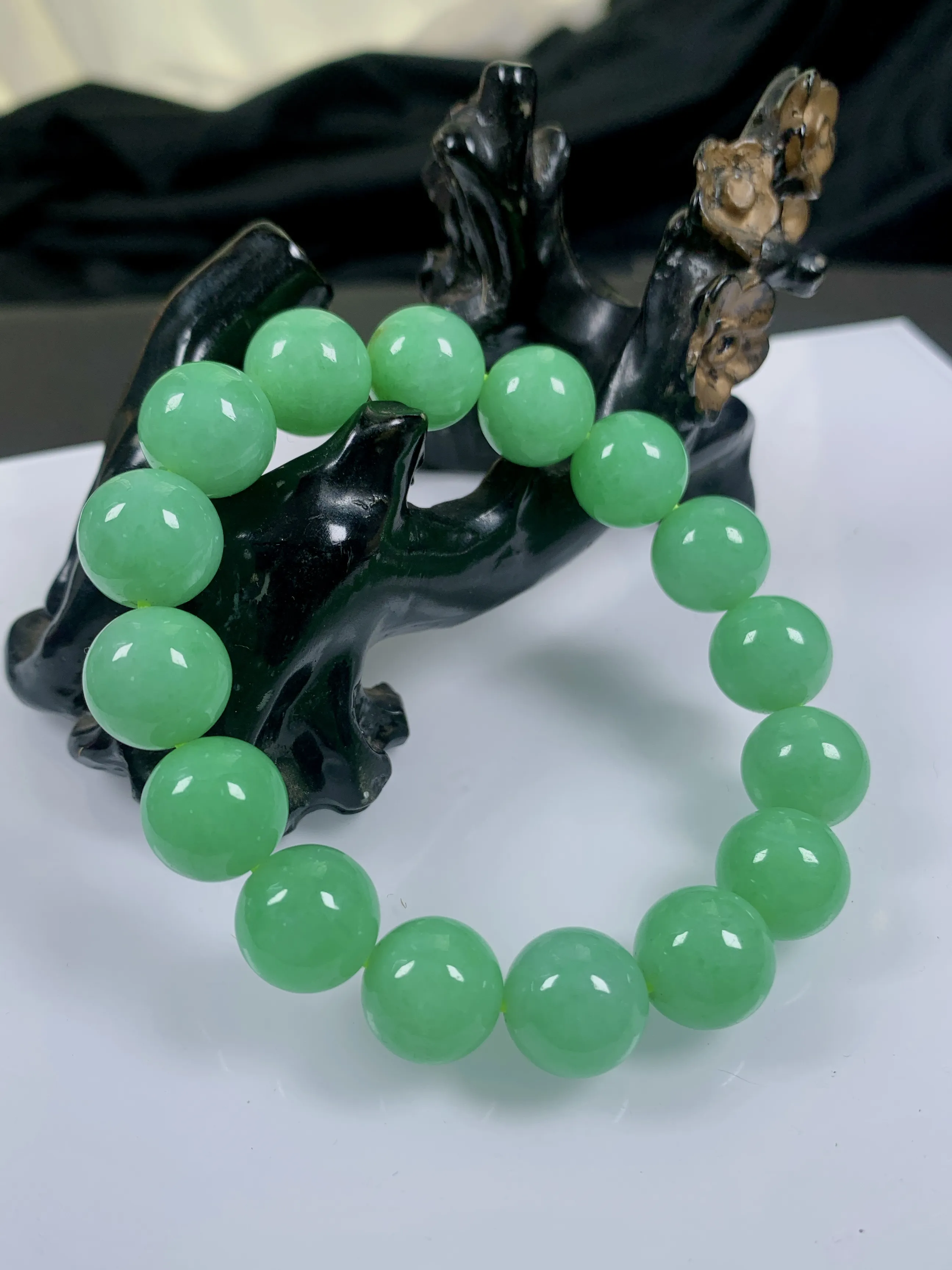 缅甸天然翡翠A货，冰糯种满绿果阳绿大圆珠手串手链，尺寸：13.3/16颗，重量：64.13g