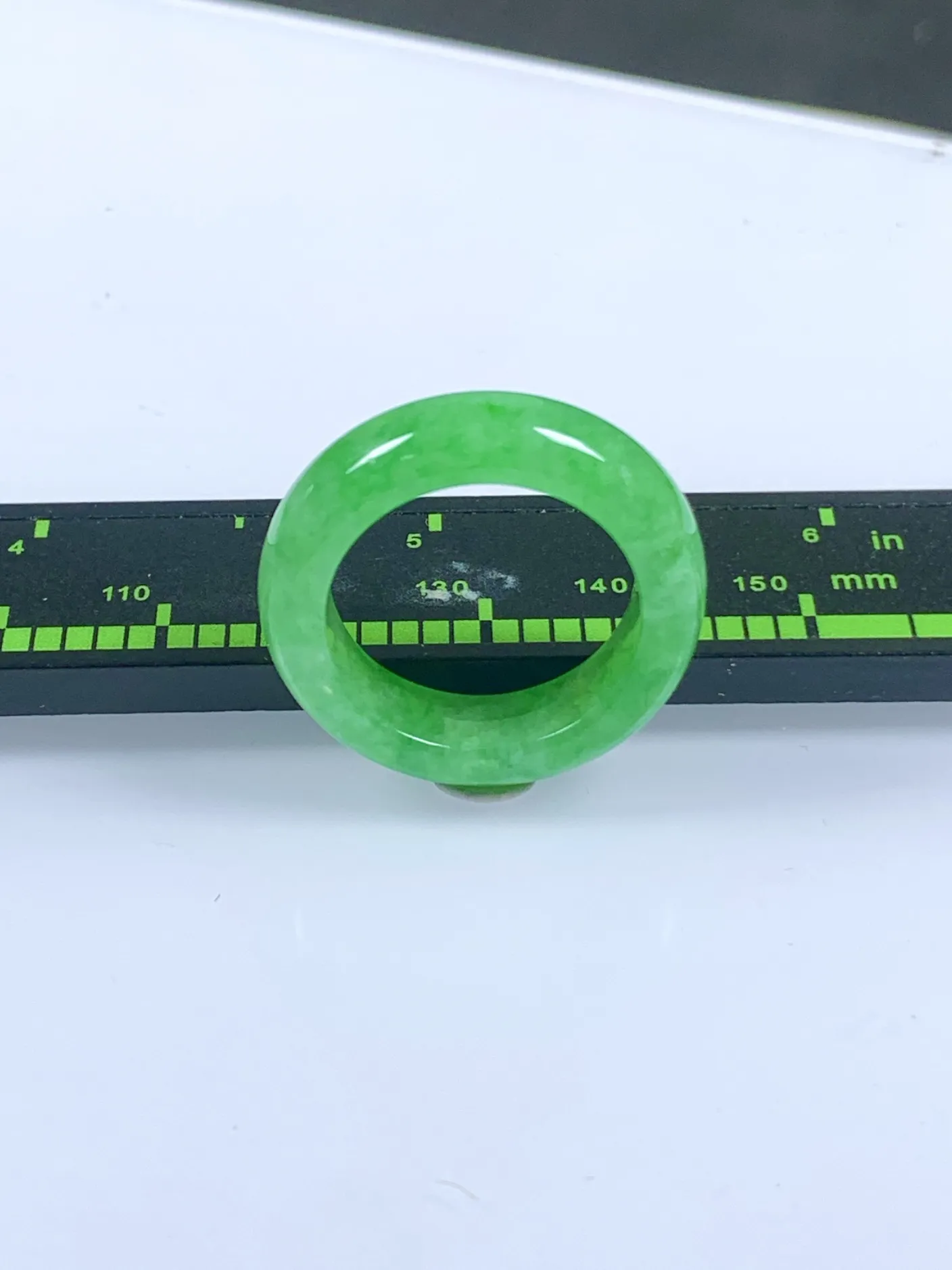 缅甸天然翡翠A货，冰种起胶满绿阳绿指环戒指，尺寸：圈口内径18mm，宽厚6.1/4.1mm，重量：4.82g