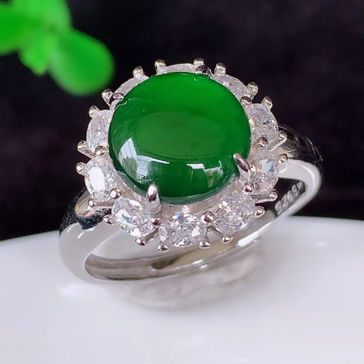 冰透满绿翡翠925银镶嵌戒指，自然光实拍，翠色灵动，颜色漂亮，种老水足，品相佳，佩戴佳品！#98.2