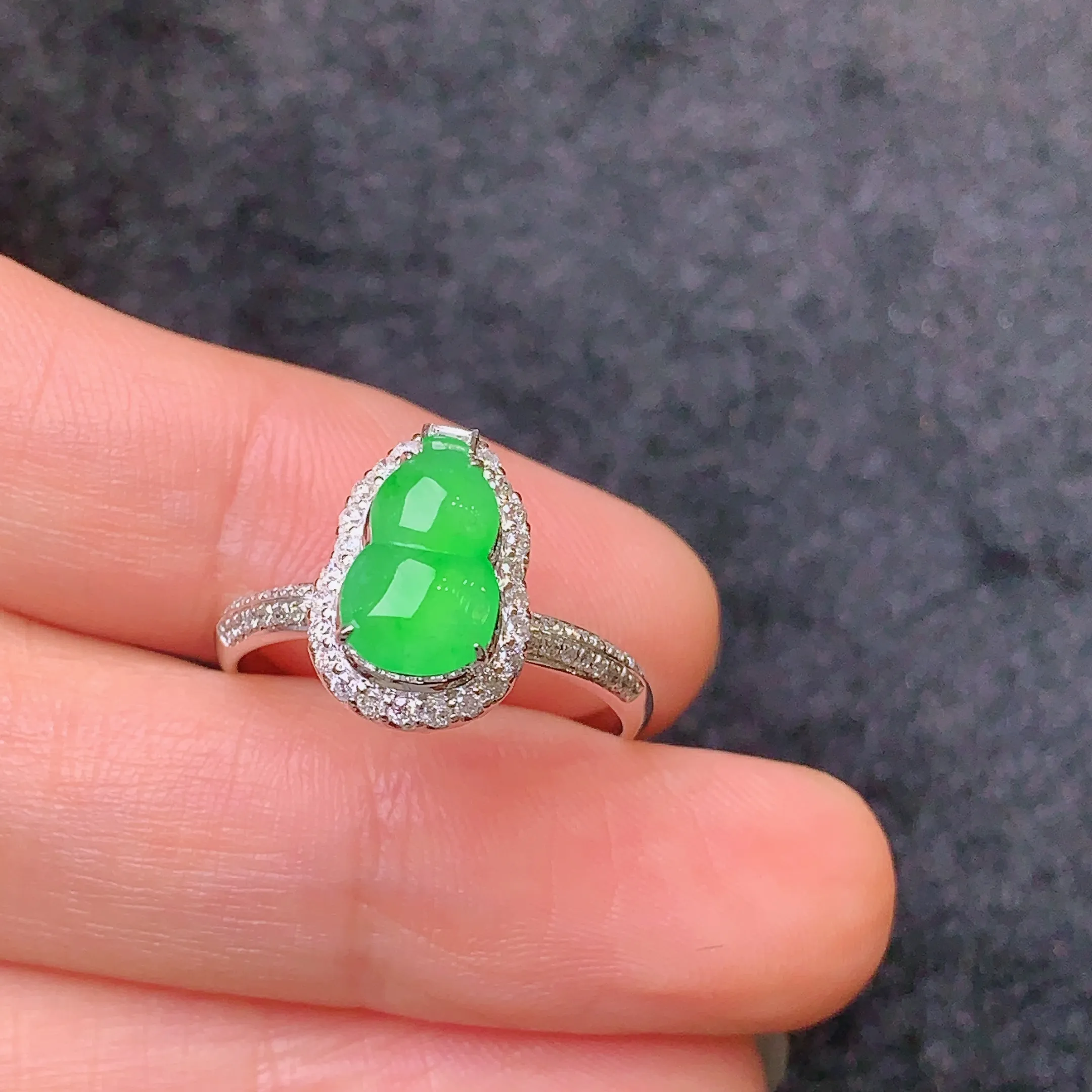 18k金钻镶嵌满绿葫芦戒指 玉质细腻 款式新颖时尚高贵优雅 圈口13.5整体尺寸12.7*8.9*8.8