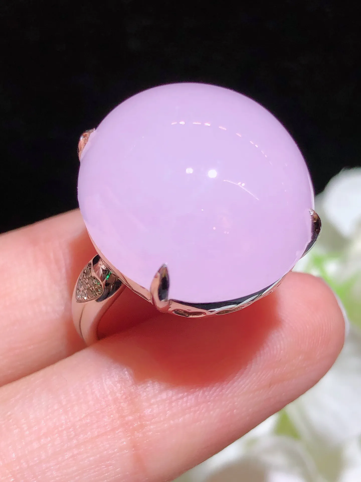 翡翠紫罗兰蛋面戒指 雕工精细 颜色鲜艳 饱满圆润