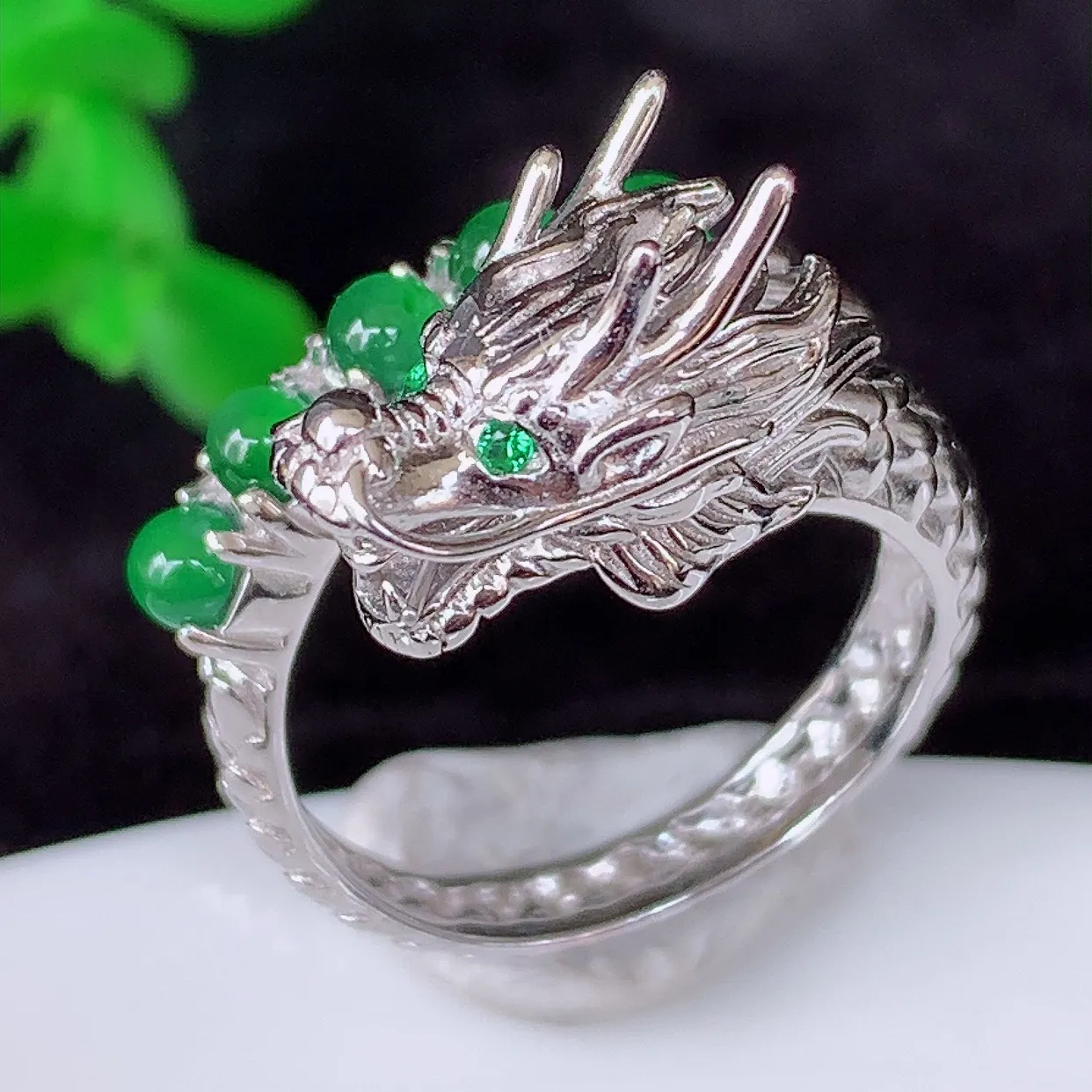冰透满绿翡翠925银镶嵌龙戒指，自然光实拍，翠色灵动，颜色漂亮，种老水足，品相佳，佩戴佳品！#98.25（圈口可调大小）裸石3-3mm