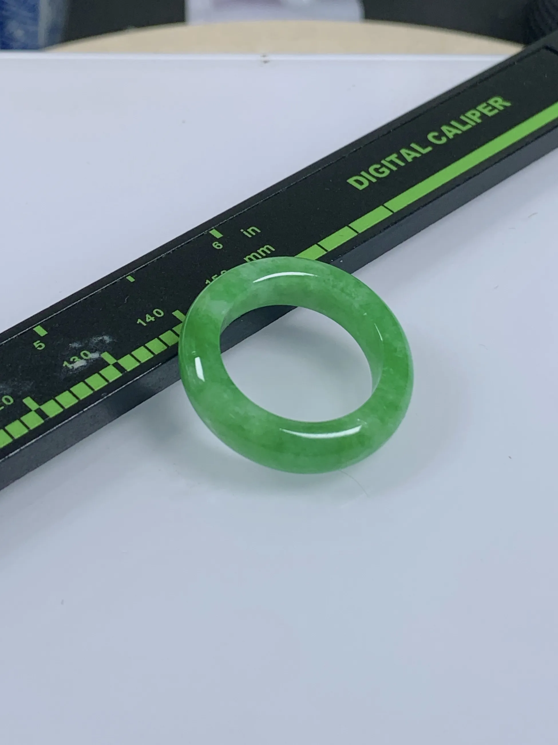 缅甸天然翡翠A货，冰润满绿阳绿指环戒指，尺寸：圈口内径18mm，宽厚6.1/4.1mm，重量：4.94g