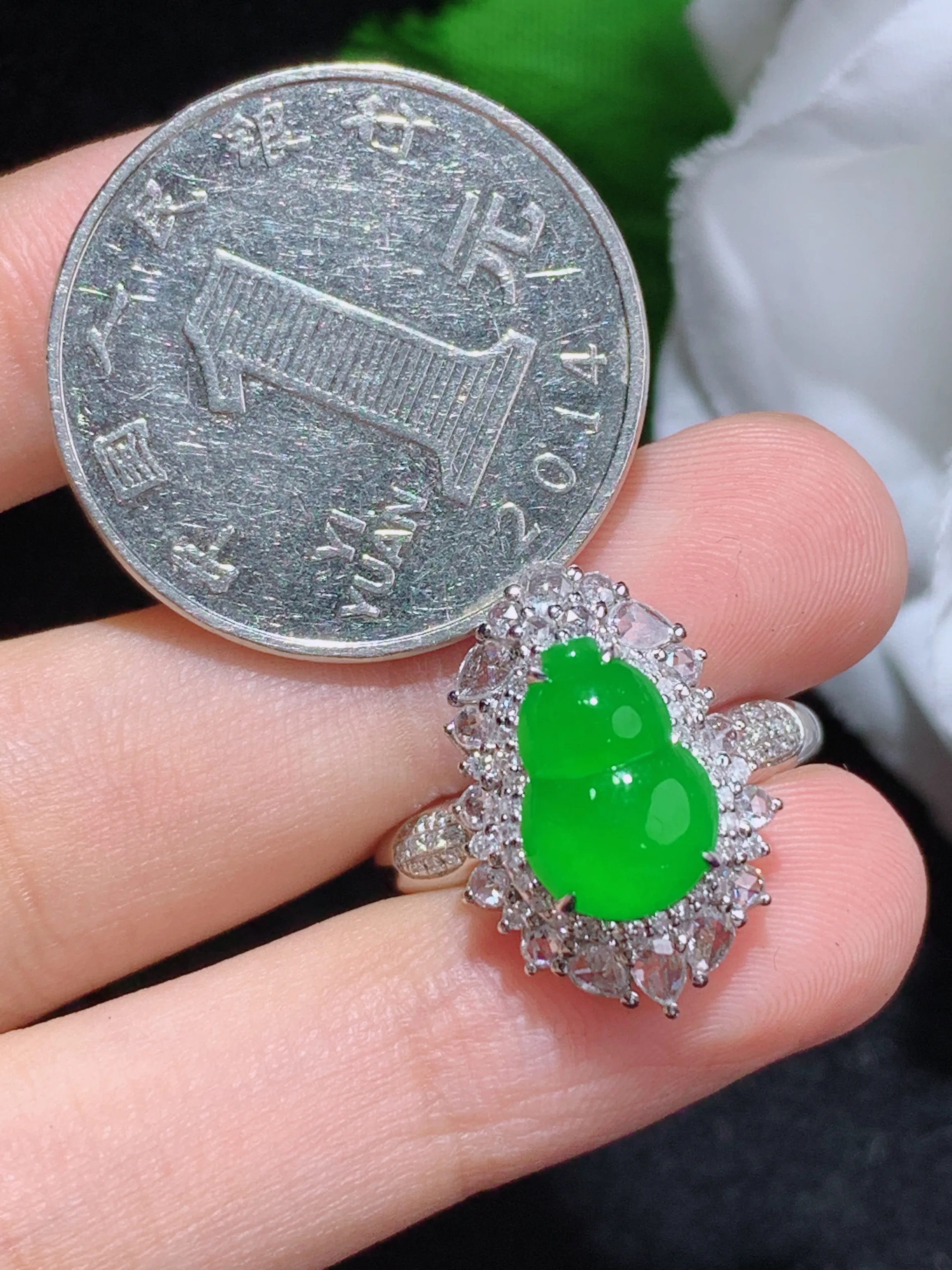 满绿葫芦戒指，18k金镶嵌，颜色清爽，水润，整体规格：18.3-13.2