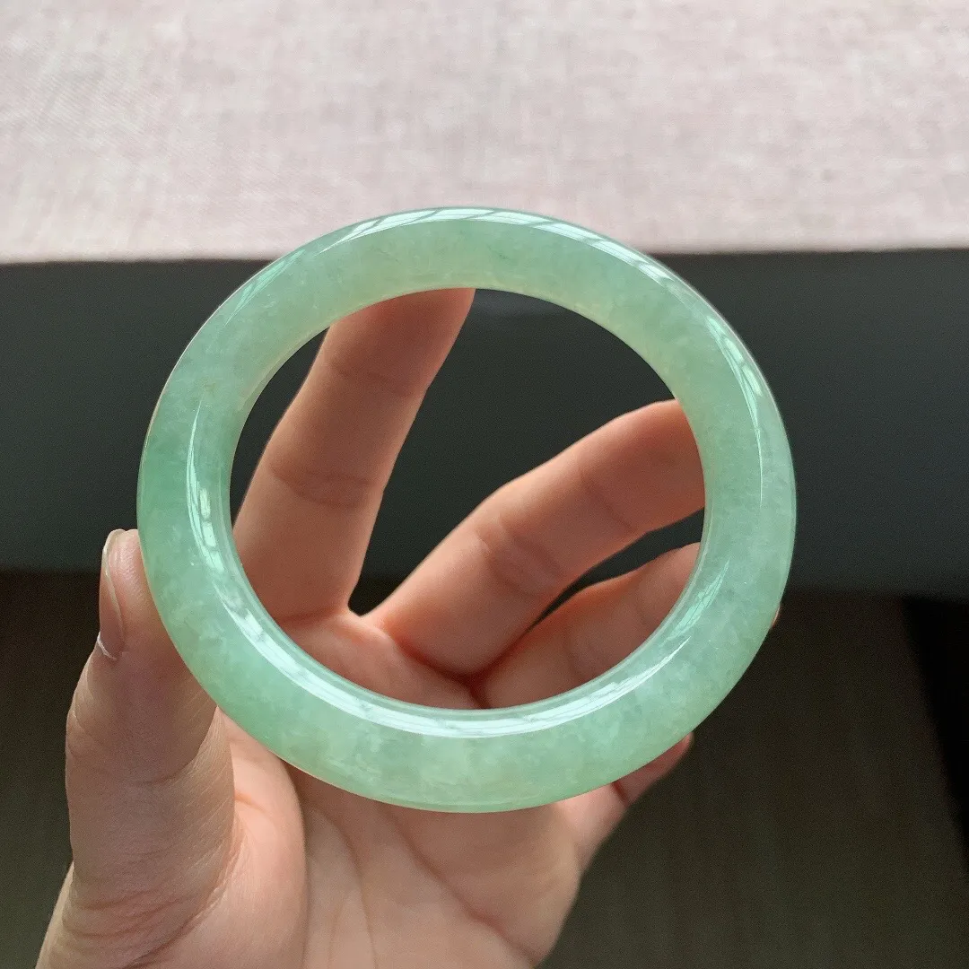 老坑冰润飘绿圆条翡翠手镯，尺寸:56.5-10.4-9.8mm，重量58.33g，适合56-57圈口。