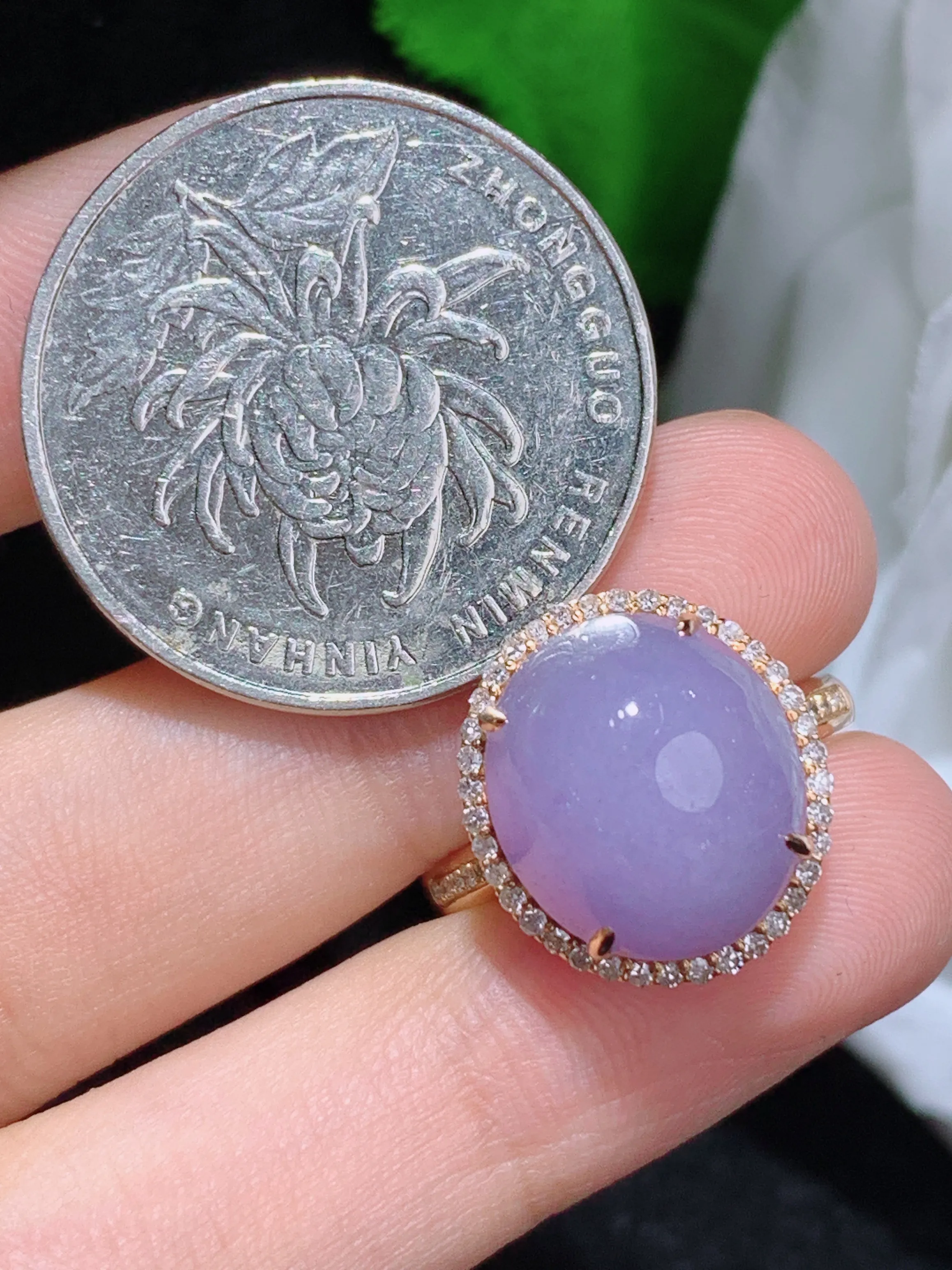 紫罗兰蛋面戒指，18k金镶嵌，颜色清爽，水润，整体规格：15.2-13.8