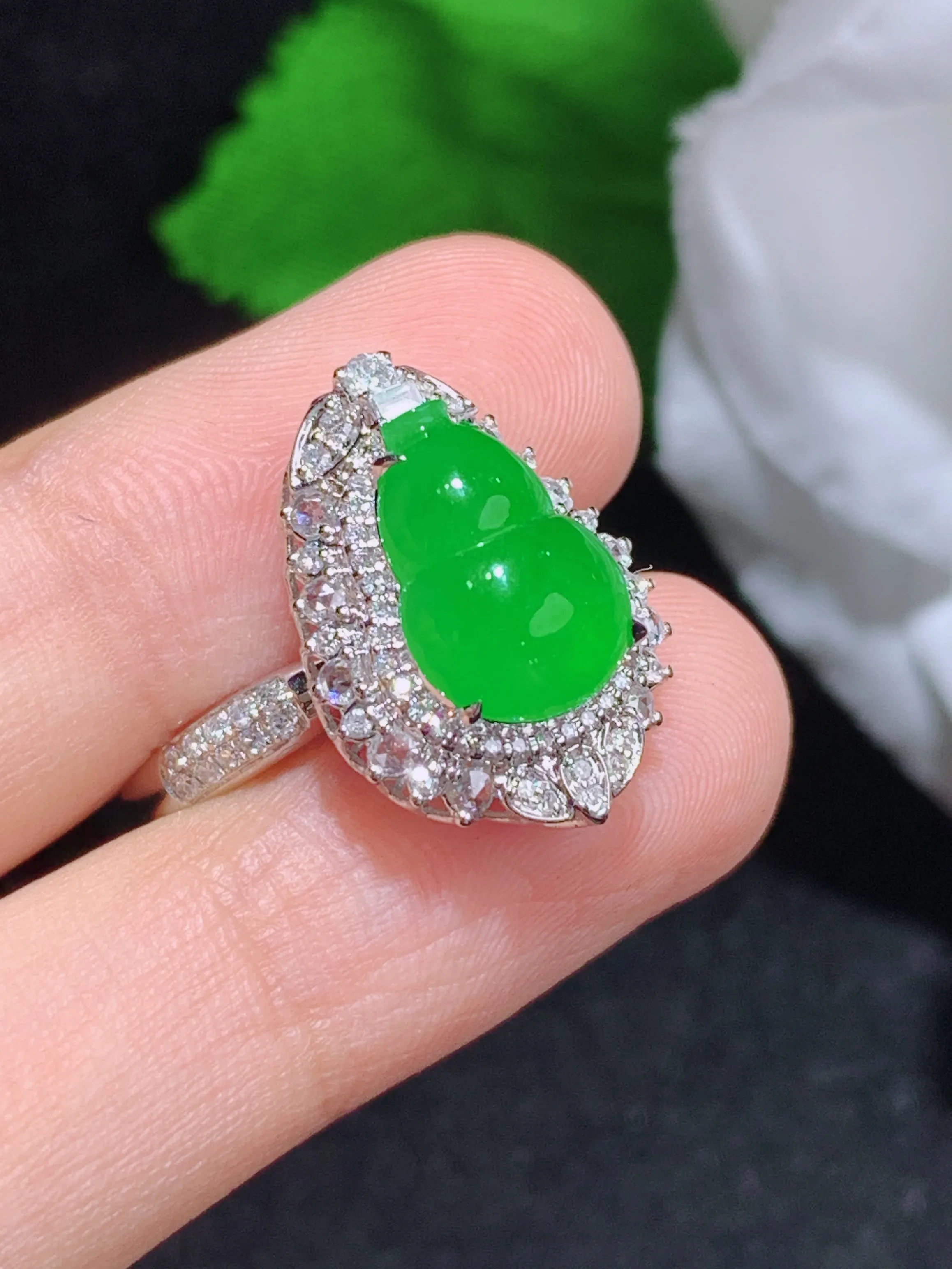 满绿葫芦戒指，18k金镶嵌，颜色清爽，水润，整体规格：17.9-13.3