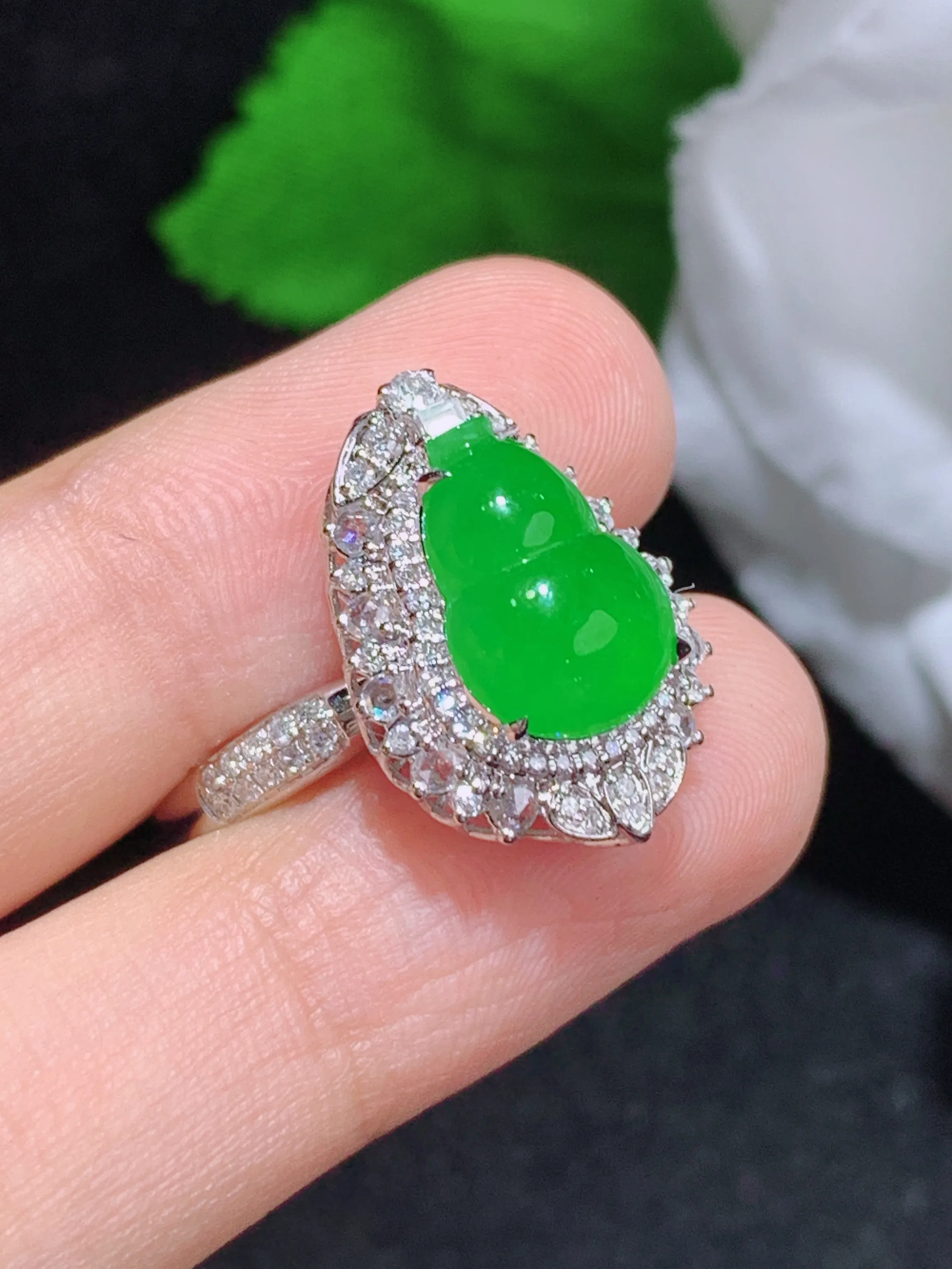 满绿葫芦戒指，18k金镶嵌，颜色清爽，水润，整体规格：17.9-13.3