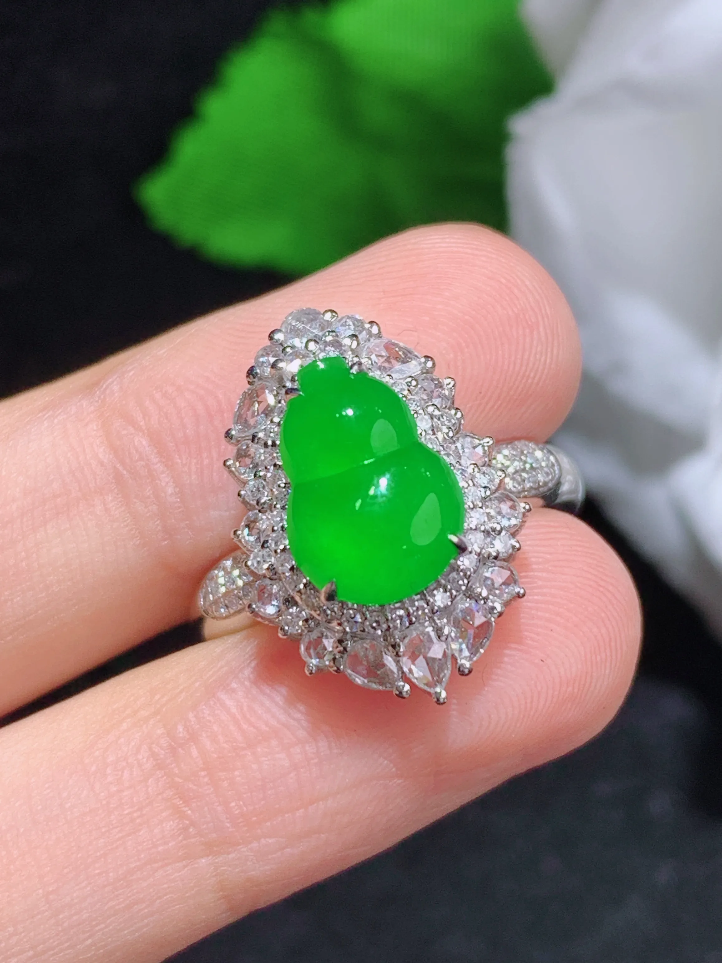 满绿葫芦戒指，18k金镶嵌，颜色清爽，水润，整体规格：18.3-13.2