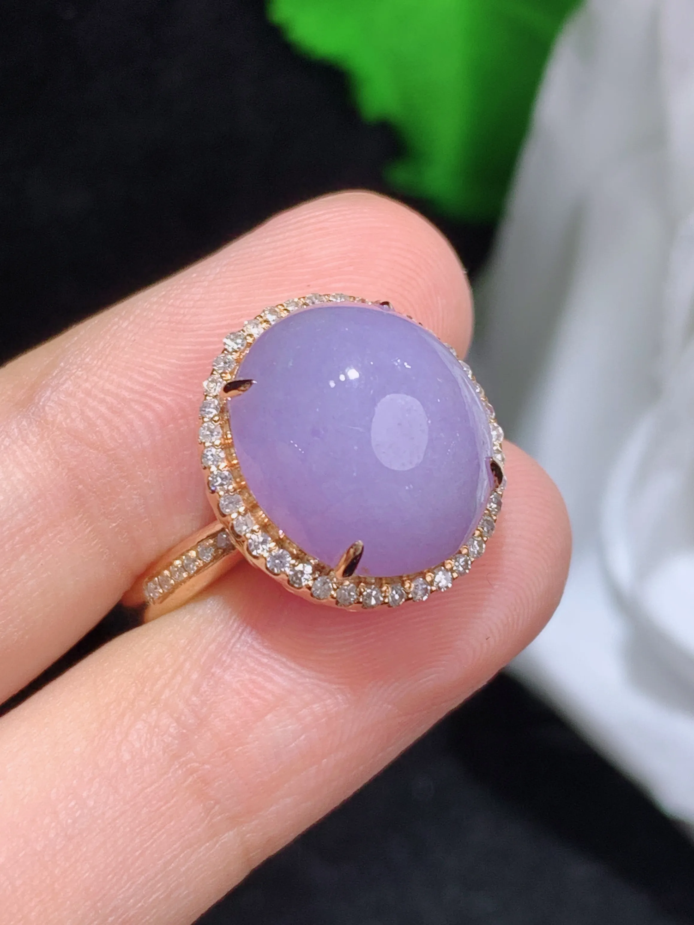 紫罗兰蛋面戒指，18k金镶嵌，颜色清爽，水润，整体规格：15.2-13.8