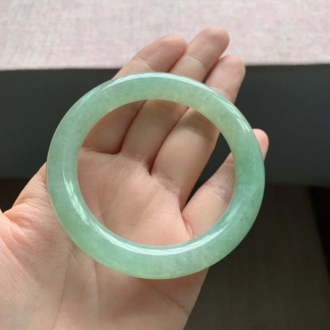 老坑冰润飘绿圆条翡翠手镯，尺寸:56.5-10.4-9.8mm，重量58.33g，适合56-57圈口。
