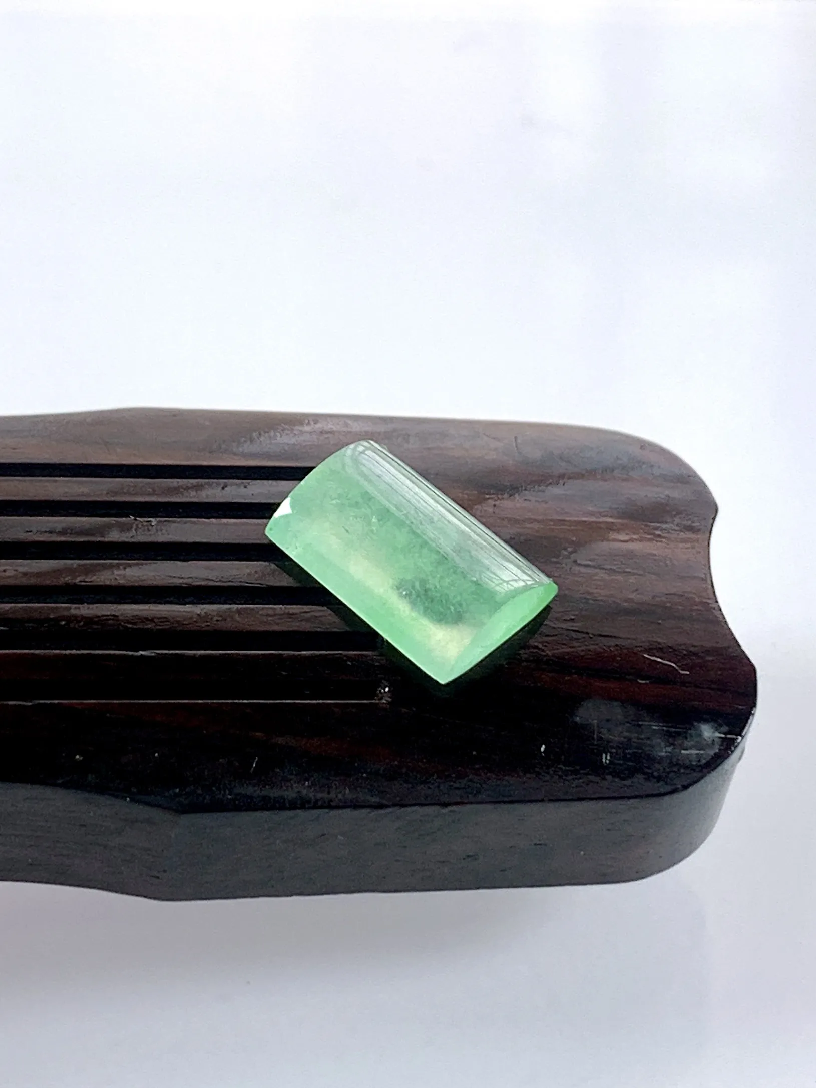 缅甸天然翡翠A货，玻璃种起光起胶晴水绿马鞍戒面，尺寸：11.6/7.8/3mm重量：0.67g