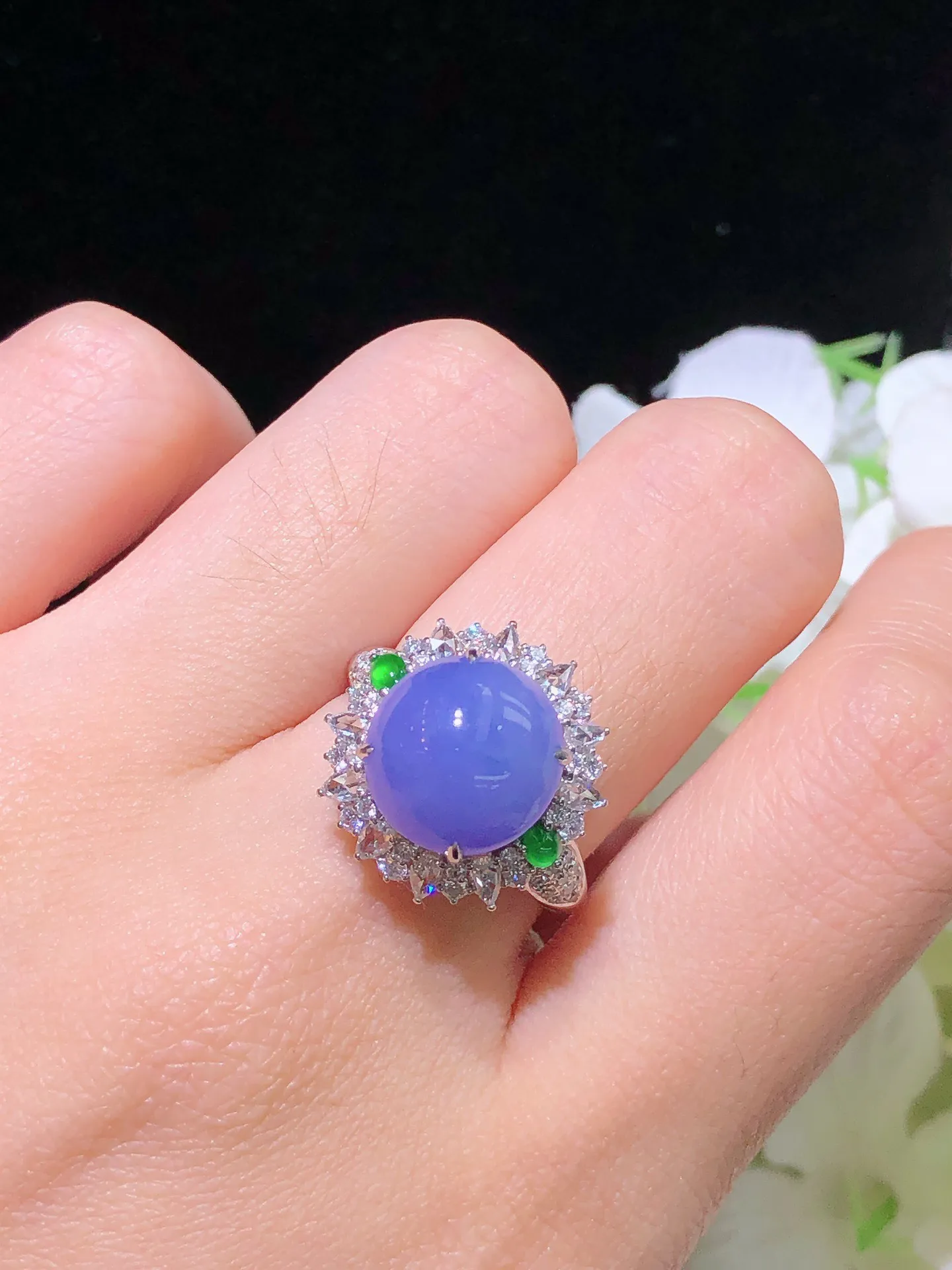 翡翠紫罗兰蛋面戒指 雕工精湛 颜色鲜艳 冰透水润