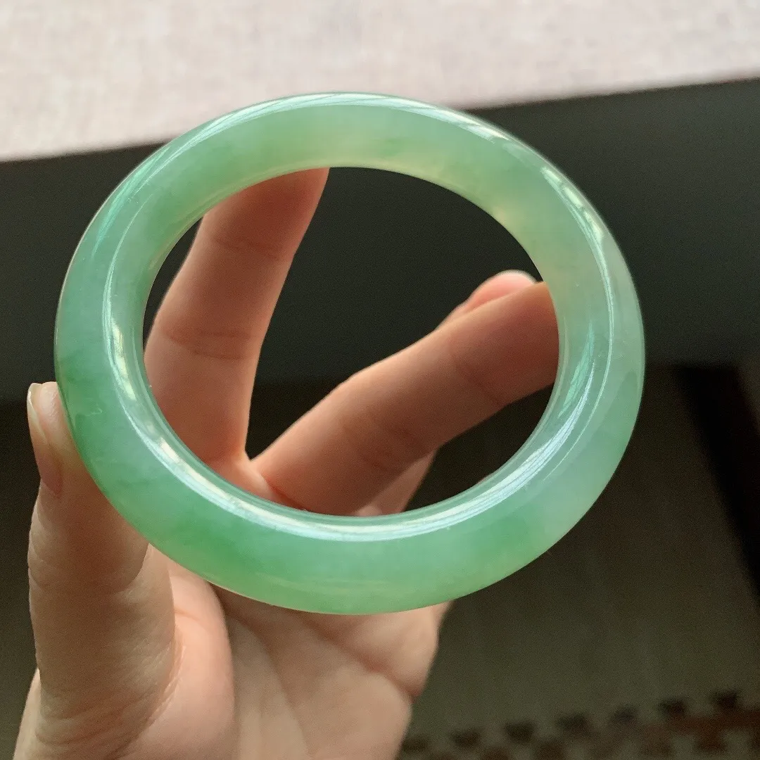 老坑冰润浅绿圆条翡翠手镯，尺寸:56.8-10.6-10.9mm，无纹裂，适合56-57圈口。
