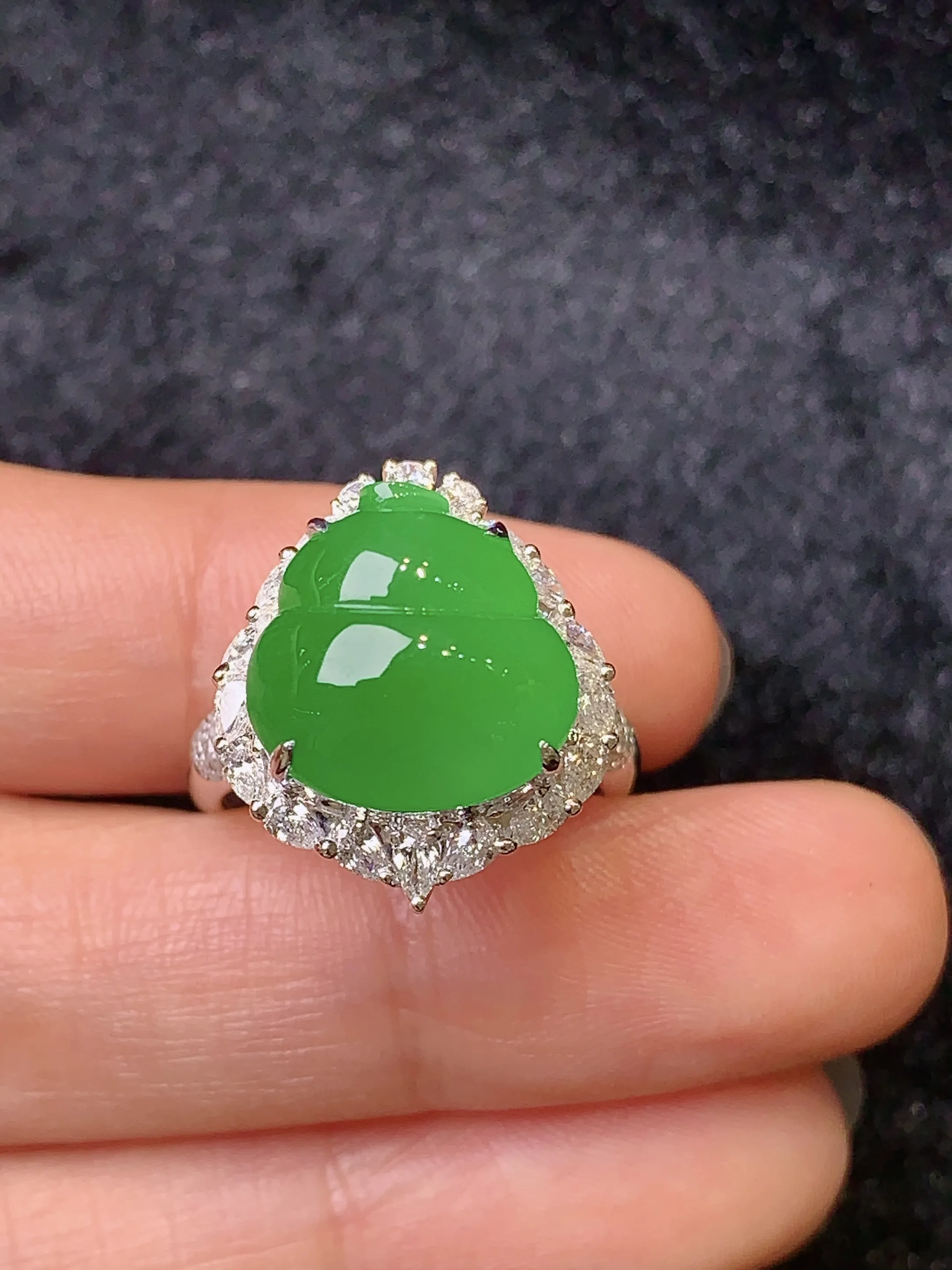 18k金镶嵌满绿葫芦戒指 玉质细腻 色泽艳丽 款式新颖时尚唯美 圈口13.5 整体尺寸18.7*16