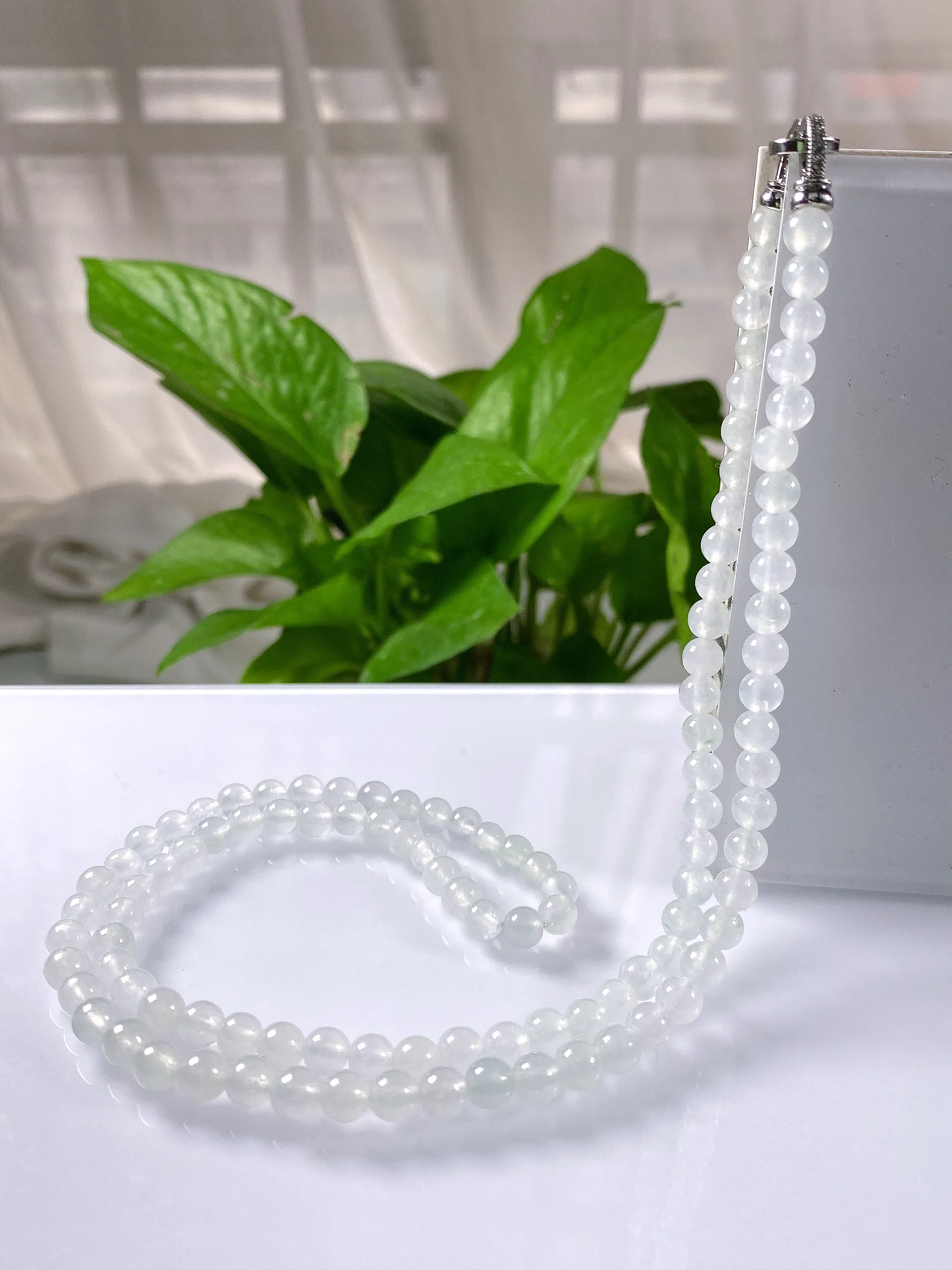 缅甸天然翡翠A货，卡5.6高冰起光起胶圆珠项链手链，尺寸：5.6mm/108颗，长度590mm，重量：33.48g