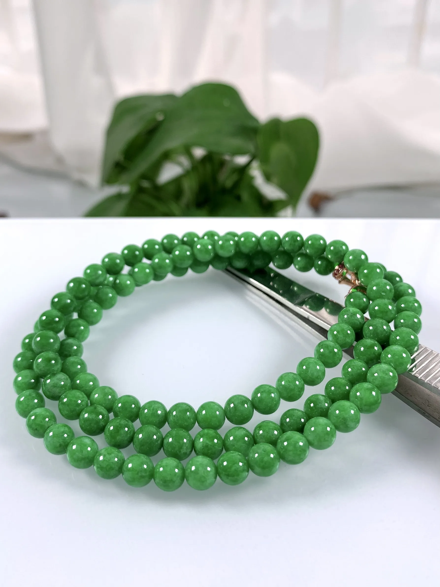 缅甸天然翡翠A货，冰润满绿辣阳绿圆珠项链，尺寸：6.5mm/108颗，长度670mm，重量：49.90g