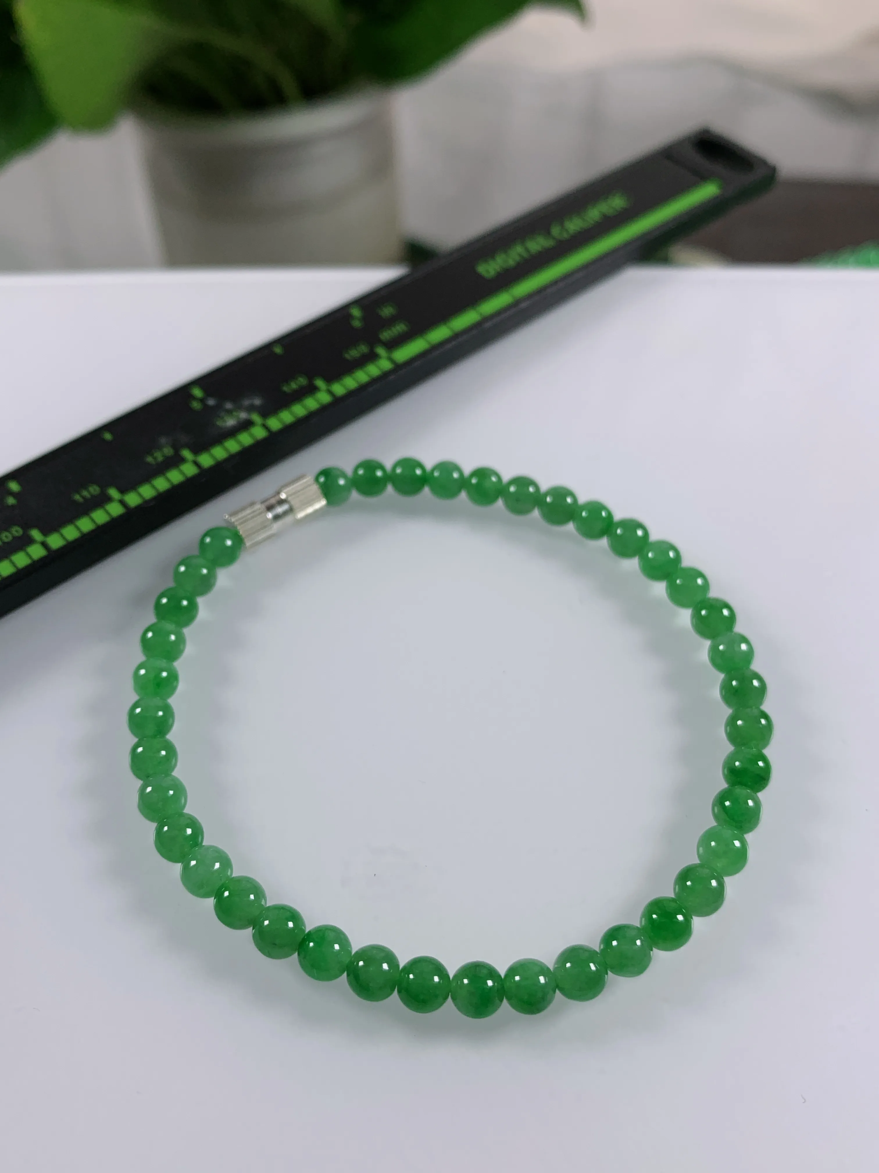 缅甸天然翡翠A货，冰种起胶满绿小圆珠手串手链，尺寸：4.9mm长200mm/39颗