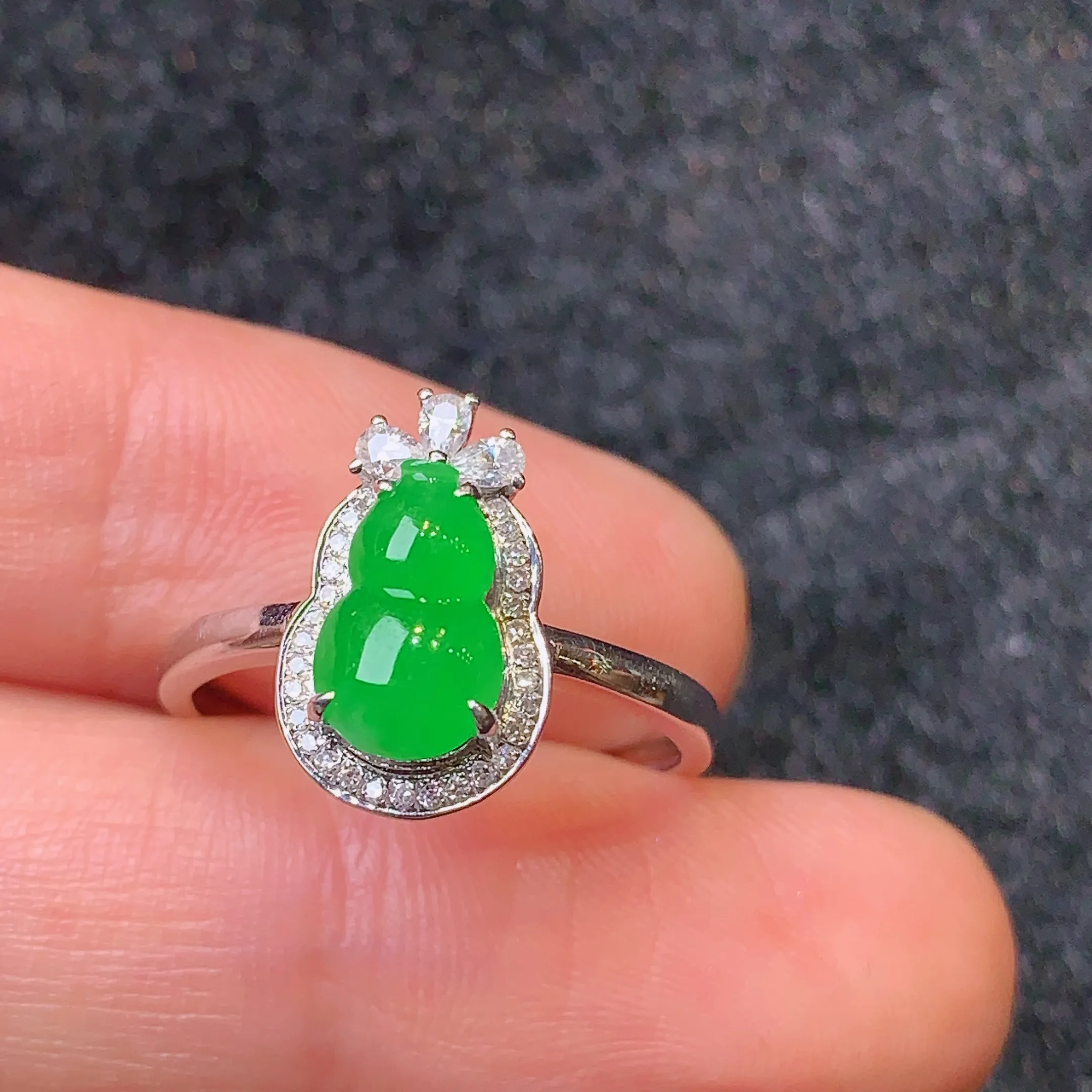 18k金钻镶嵌满绿葫芦戒指 玉质细腻 款式新颖时尚高贵优雅 圈口13.5 整体尺寸13.6*8.5*5.6