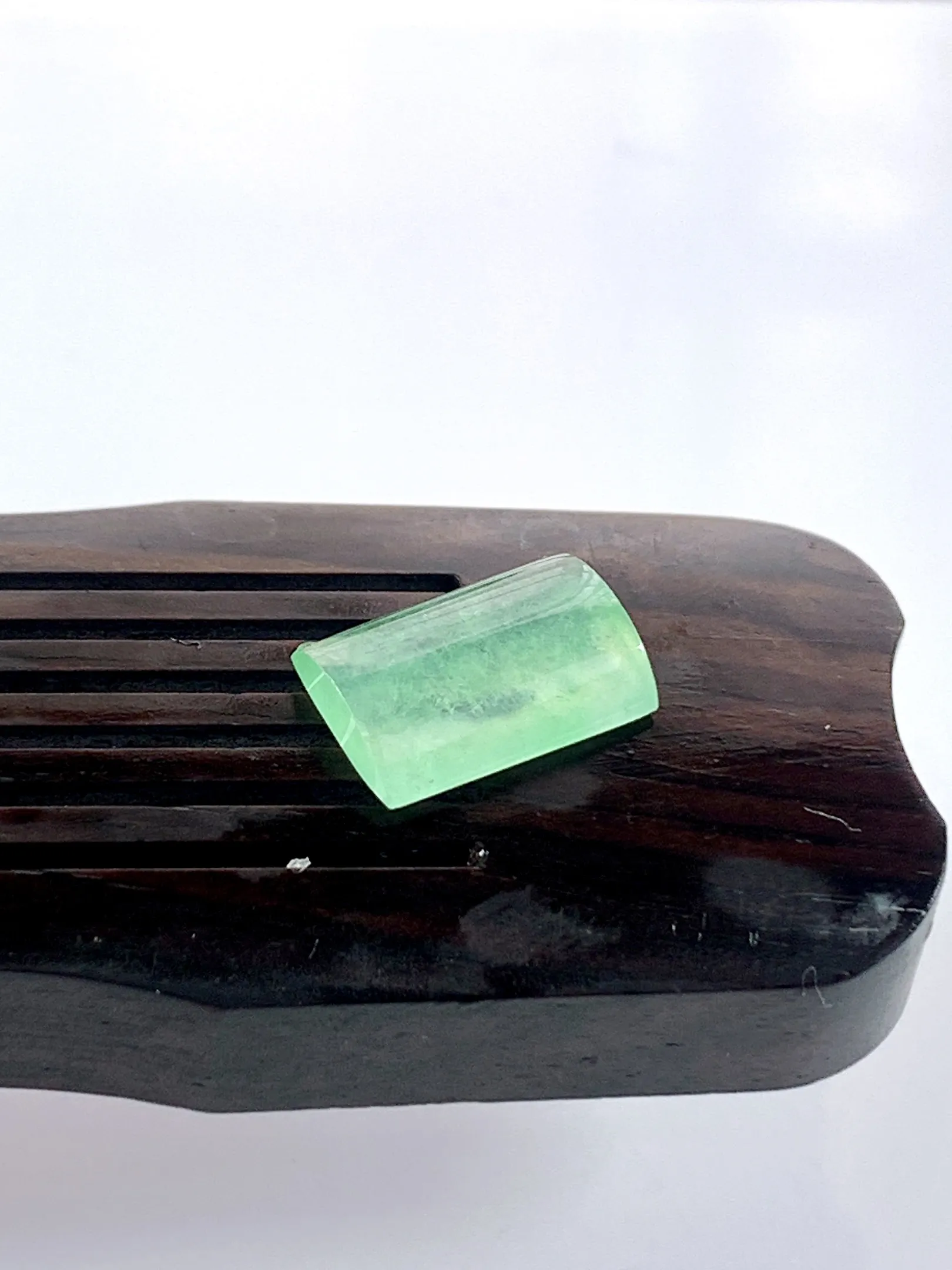 缅甸天然翡翠A货，玻璃种起光起胶晴水绿马鞍戒面，尺寸：11.6/7.8/3mm重量：0.67g
