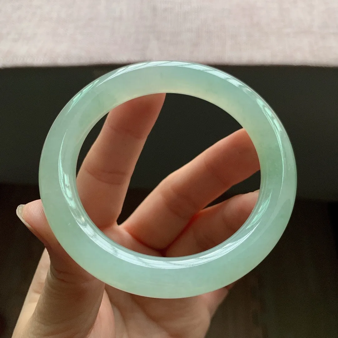 老坑冰润甜绿圆条翡翠手镯，尺寸:55.6-10.5-10.2mm，无纹裂，适合55-56圈口。