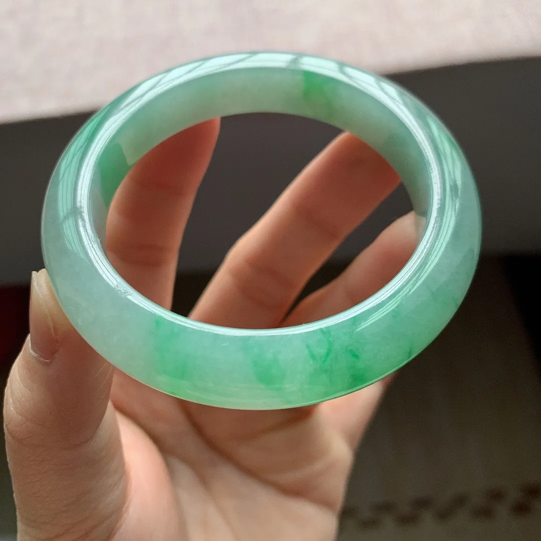 老坑冰润飘绿正圈翡翠手镯，尺寸:53.7-10.6-9mm，无纹裂，适合53-54圈口。