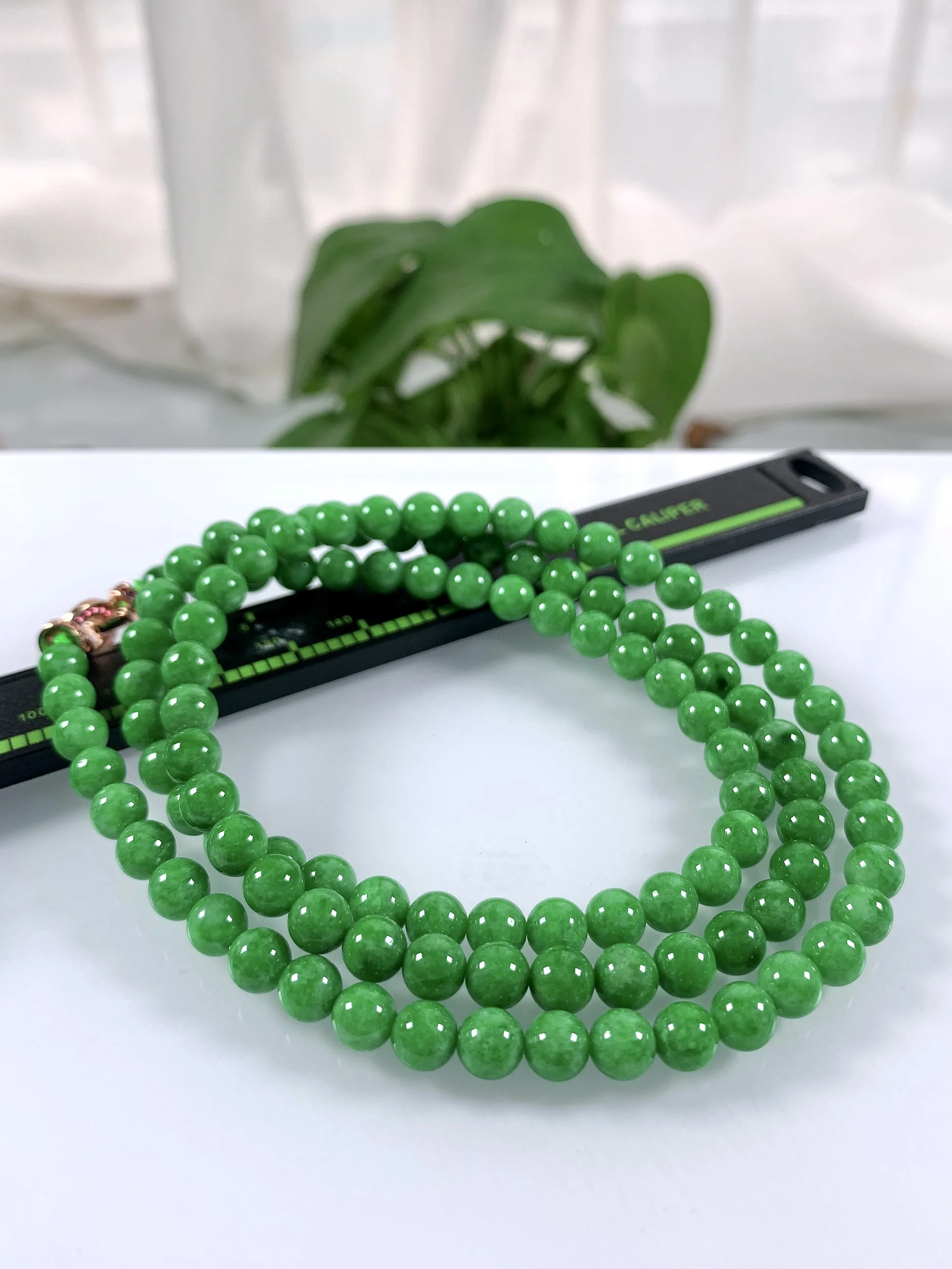 缅甸天然翡翠A货，冰润满绿辣阳绿圆珠项链，尺寸：6.5mm/108颗，长度670mm，重量：49.9