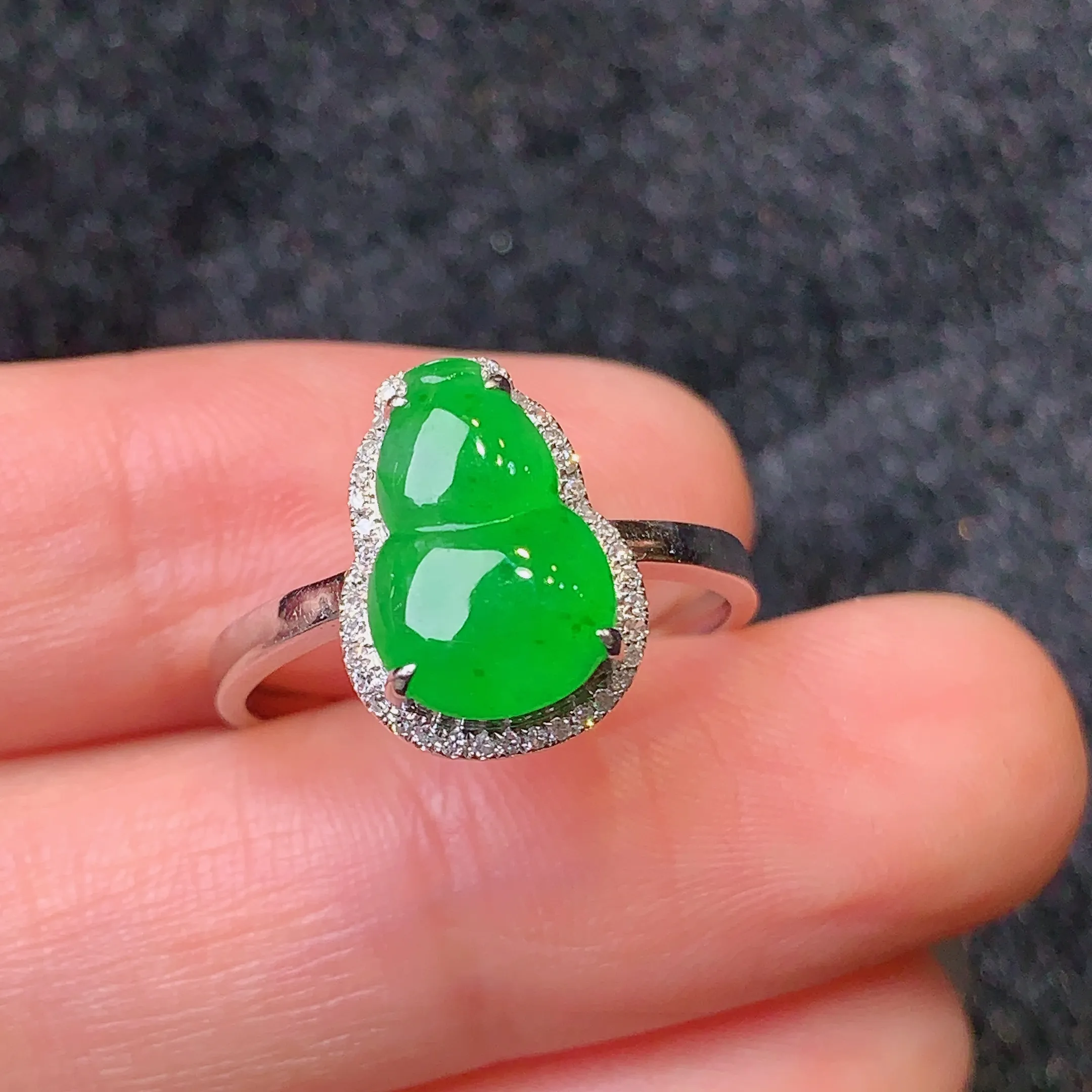 18k金钻镶嵌满绿葫芦戒指 玉质细腻 款式新颖时尚高贵优雅 圈口11.5 整体尺寸13.3*9.8*