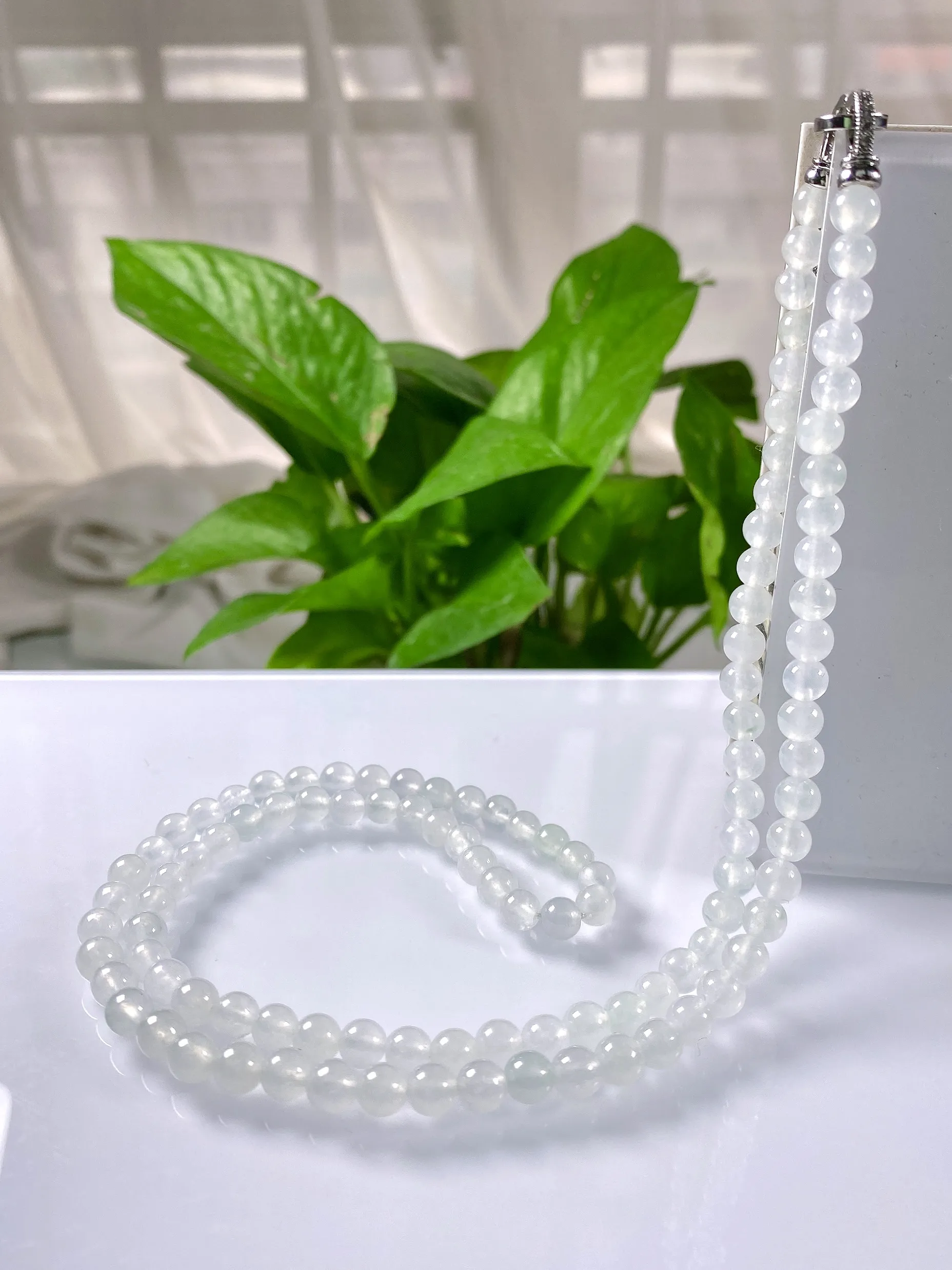 缅甸天然翡翠A货，卡5.6高冰起光起胶圆珠项链手链，尺寸：5.6mm/108颗，长度590mm，重量：33.48g