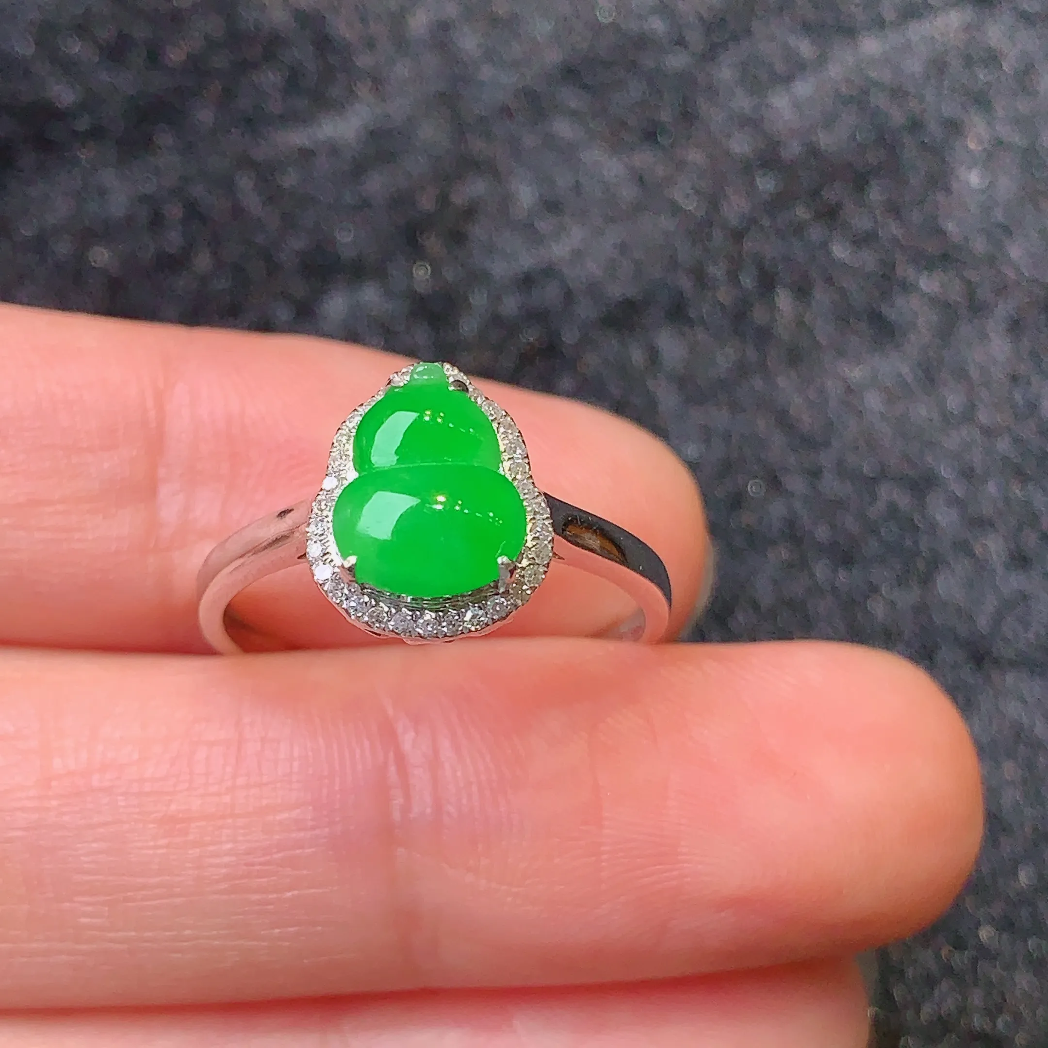 18k金钻镶嵌满绿葫芦戒指 玉质细腻 款式新颖时尚高贵优雅 圈口13.5 整体尺寸10.9*8.9*6.3