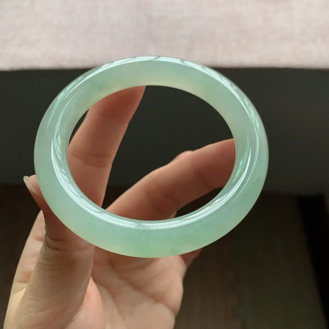 老坑冰润甜绿圆条翡翠手镯，尺寸:55.6-10.5-10.2mm，无纹裂，适合55-56圈口。