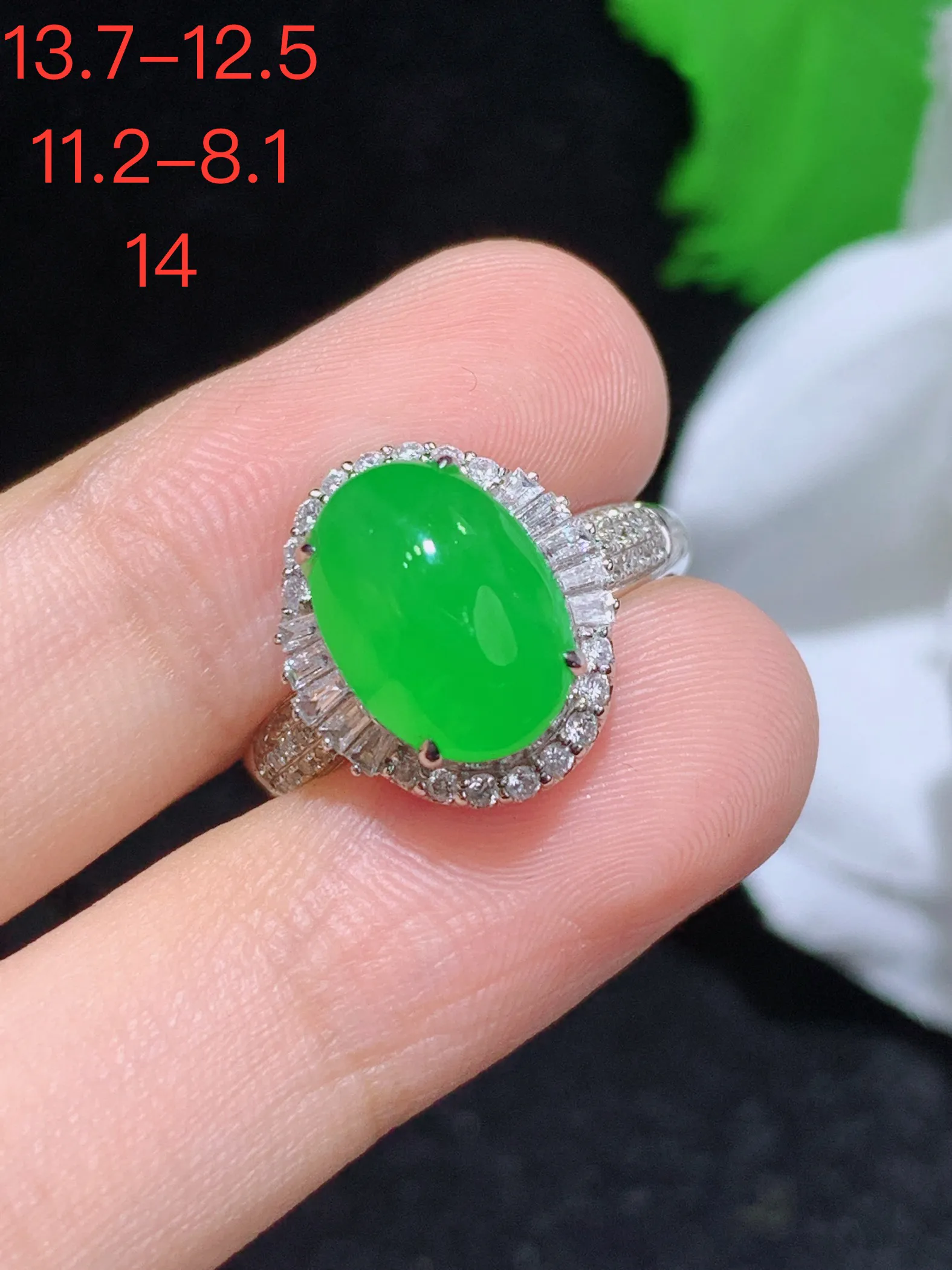 满绿蛋面戒指，18k金镶嵌，颜色清爽，水润，整体规格：13.7-12.5