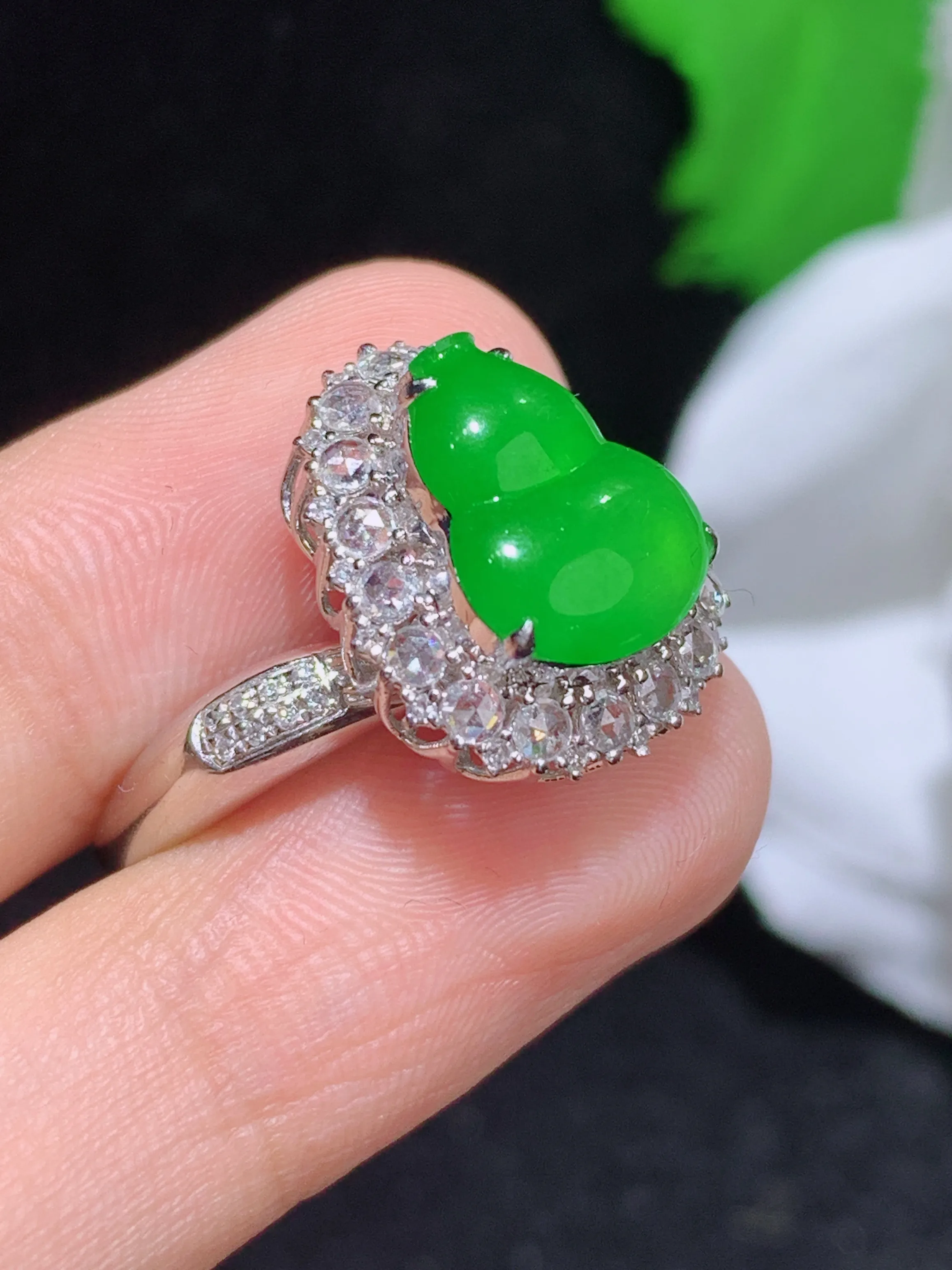 满绿葫芦戒指，18k金镶嵌，颜色清爽，水润，整体规格：16.2-13.9