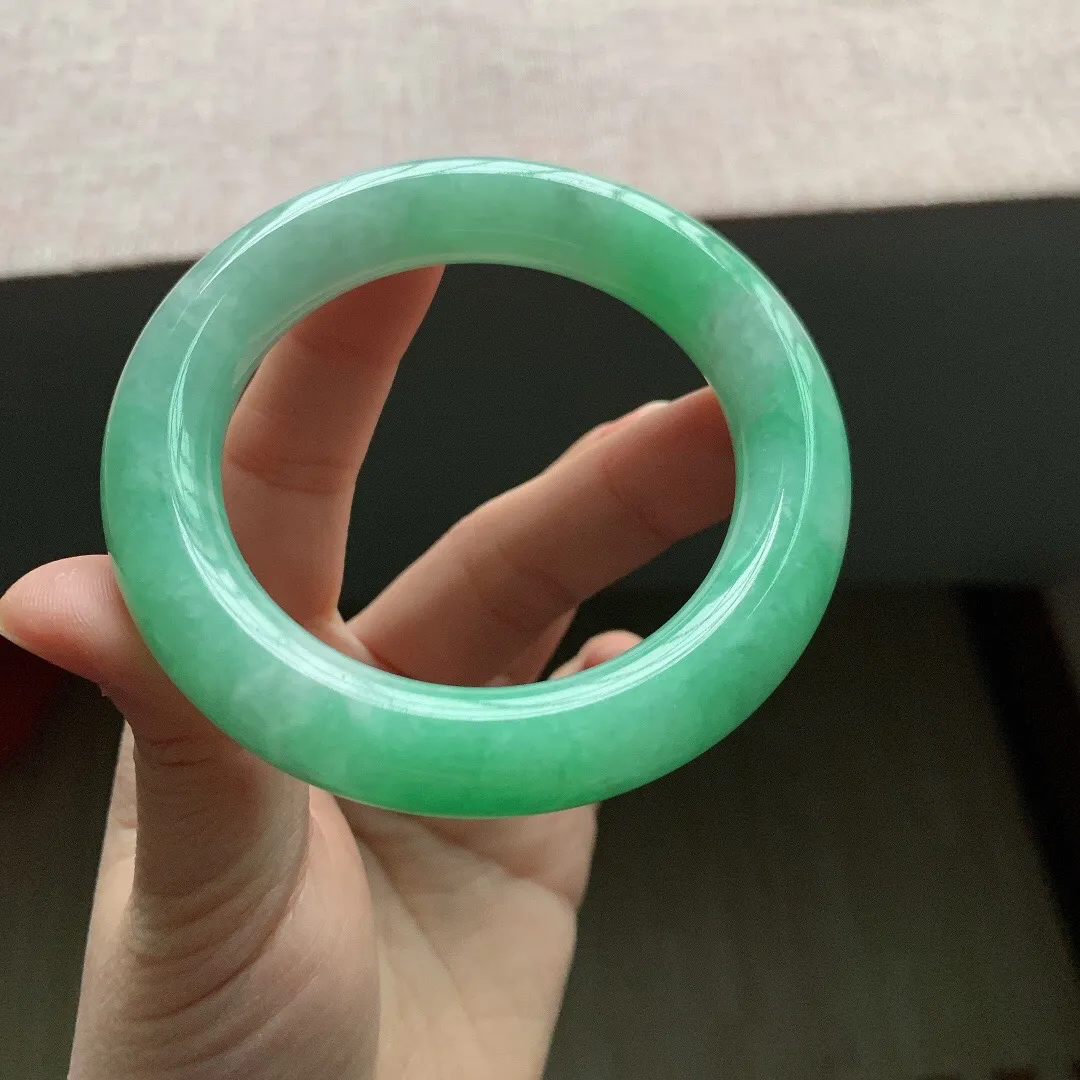 老坑冰润飘绿胖圆条翡翠手镯，尺寸:55.4-12.5-11.9mm，无纹裂，适合55-56圈口。
