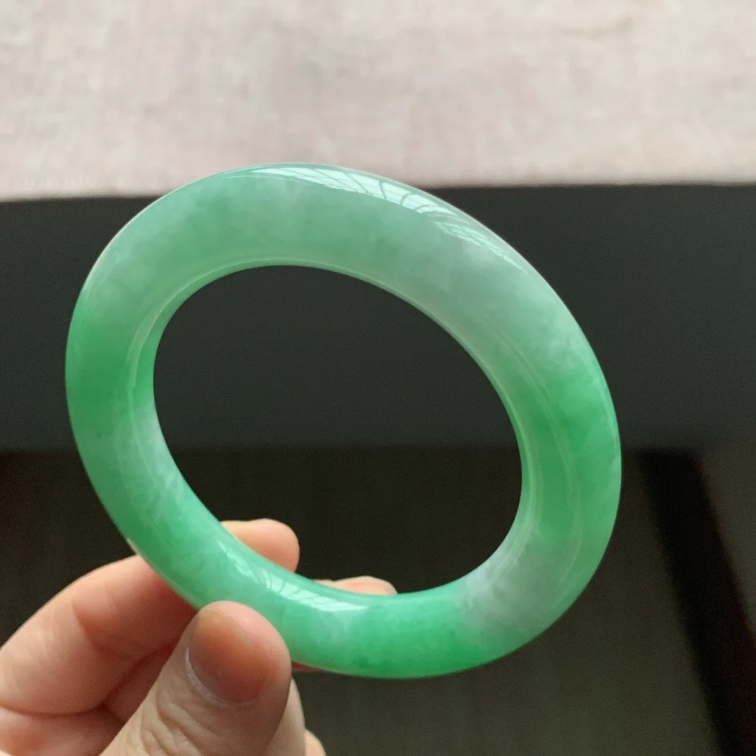 老坑冰润飘绿胖圆条翡翠手镯，尺寸:55.4-12.5-11.9mm，无纹裂，适合55-56圈口。