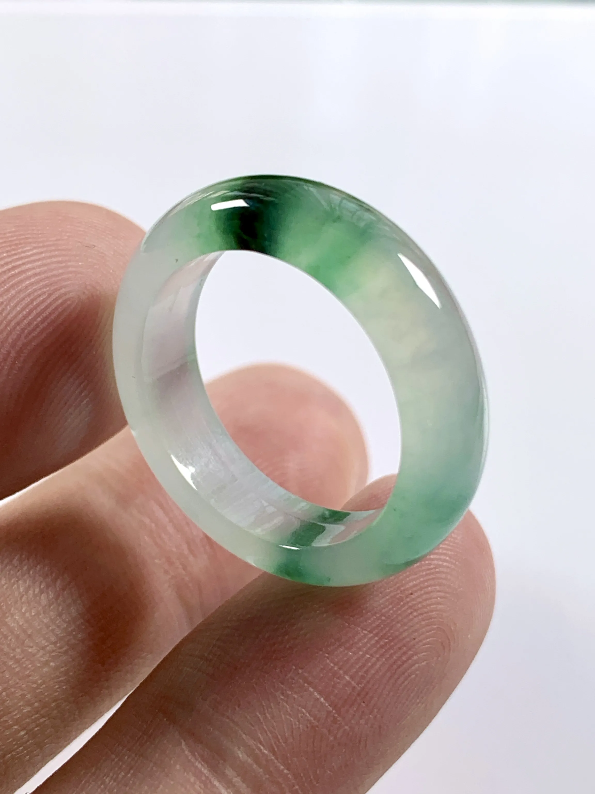 缅甸天然翡翠A货，冰种起胶飘绿花指环戒指，尺寸：圈口内径19.3mm，宽厚6.2/3.8mm