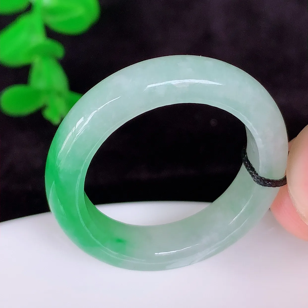 自然光实拍，冰润飘绿20.5mm内径翡翠指环，玉戒指，玉质莹润，好精美好冰润的指环，上手纤巧！#26