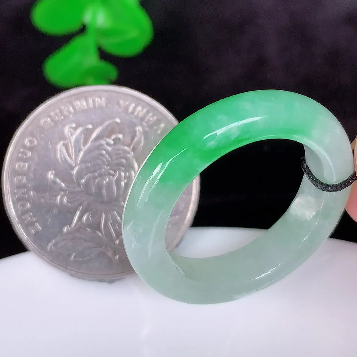 自然光实拍，冰润飘绿20.5mm内径翡翠指环，玉戒指，玉质莹润，好精美好冰润的指环，上手纤巧！#26.28