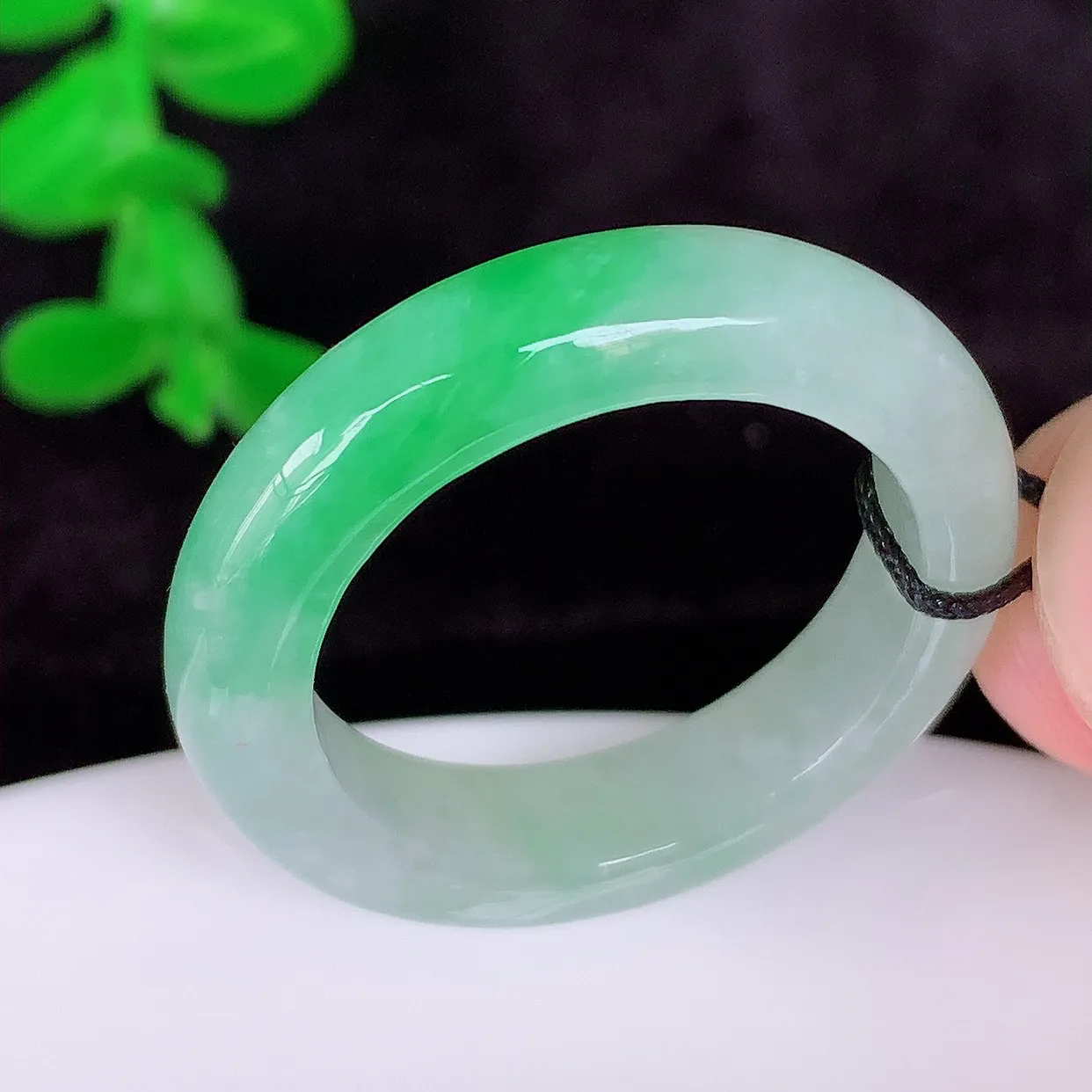 自然光实拍，冰润飘绿20.5mm内径翡翠指环，玉戒指，玉质莹润，好精美好冰润的指环，上手纤巧！#26