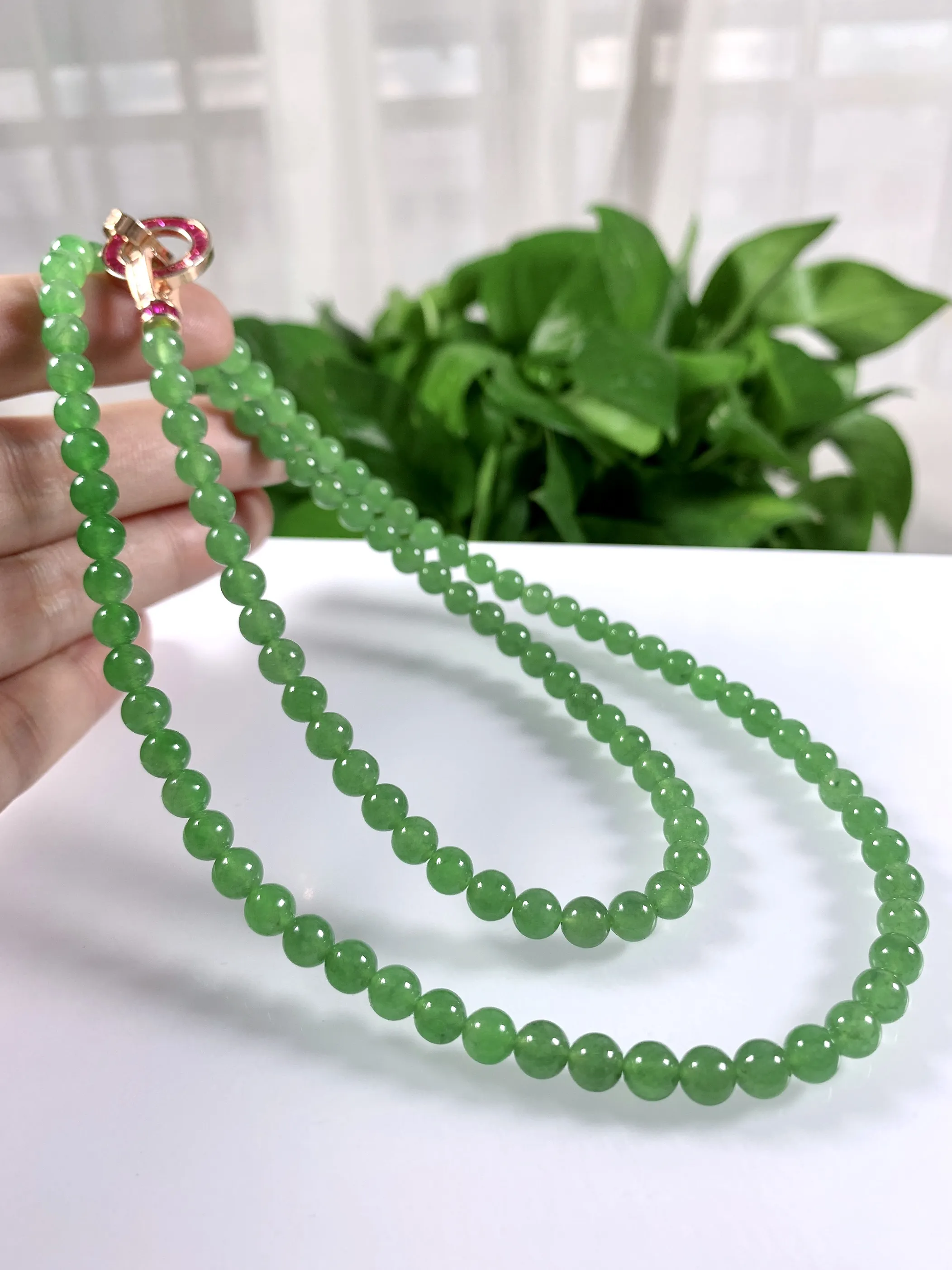 收藏级别，缅甸天然翡翠A货，高冰阳绿冰绿圆珠项链，尺寸：6.2mm/108颗，长度660mm，重量：
