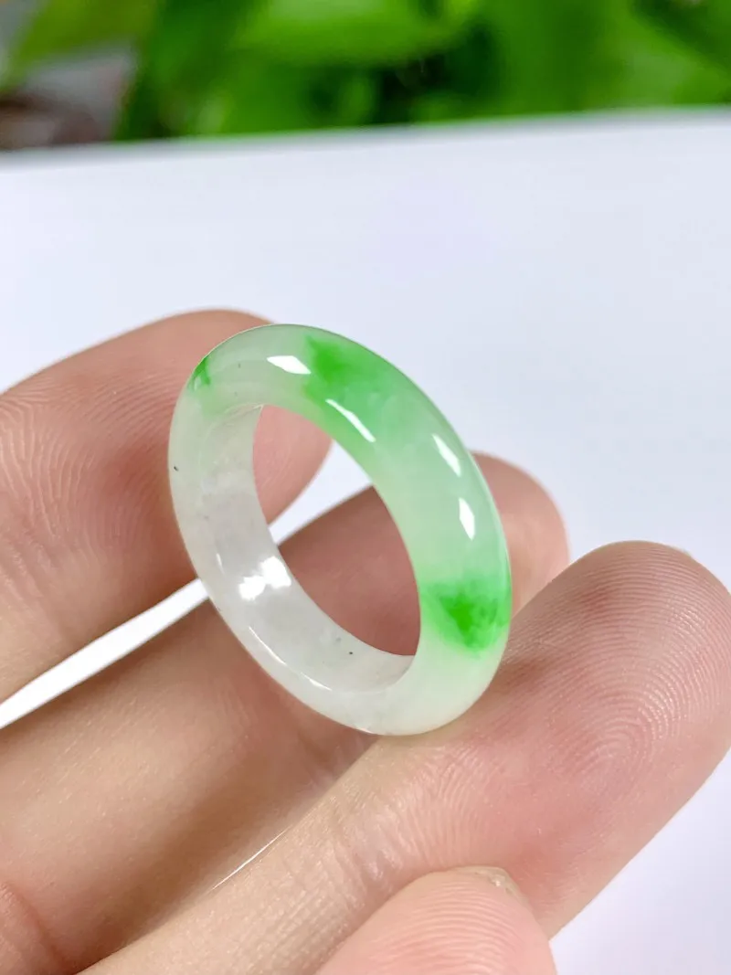缅甸天然翡翠A货，冰种起胶飘绿阳绿指环戒指，尺寸：圈口内径18.2mm，宽厚5.6/3.6mm，