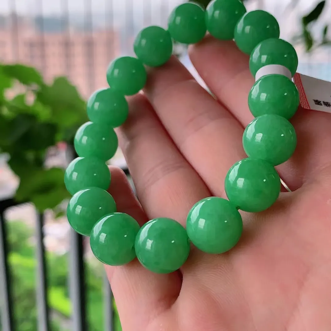满阳绿圆珠手串手链 色阳均匀 料底细腻油润
尺寸12.3mm
缅甸天然A货翡翠